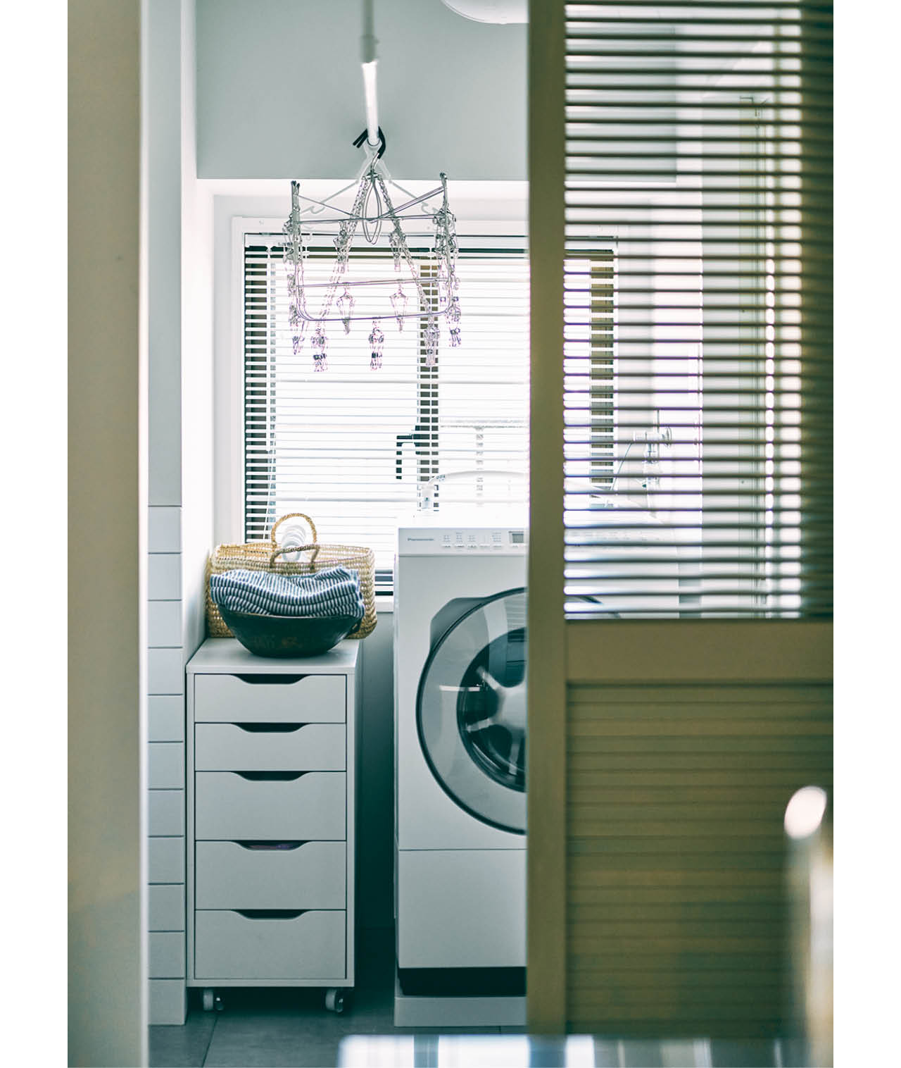 2度目のリノベで、可動式の羽板を並べたルーバードアを採用。