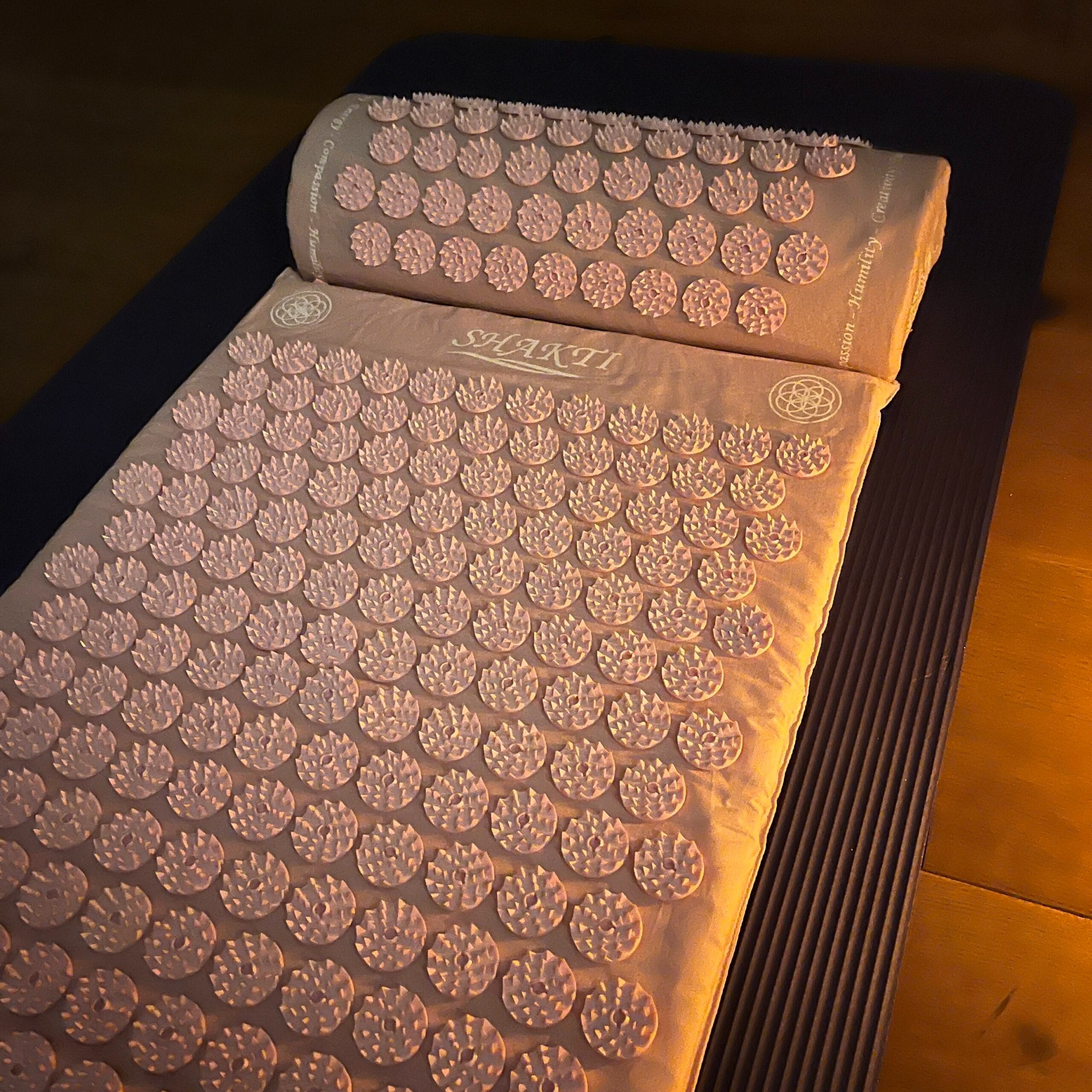 「究極のシャクティセット」（ORIGINAL）を寝室に敷いている状態