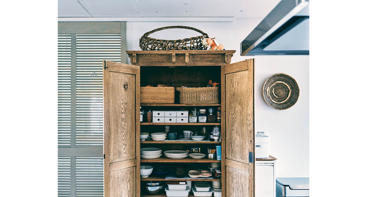 イギリスのアンティークのキャビネットを食器棚に。