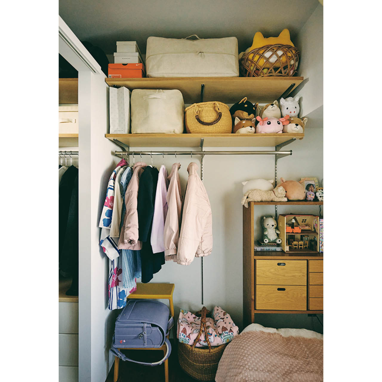 可動棚を設置し、棚には洋服を掛けるポールも付けました。