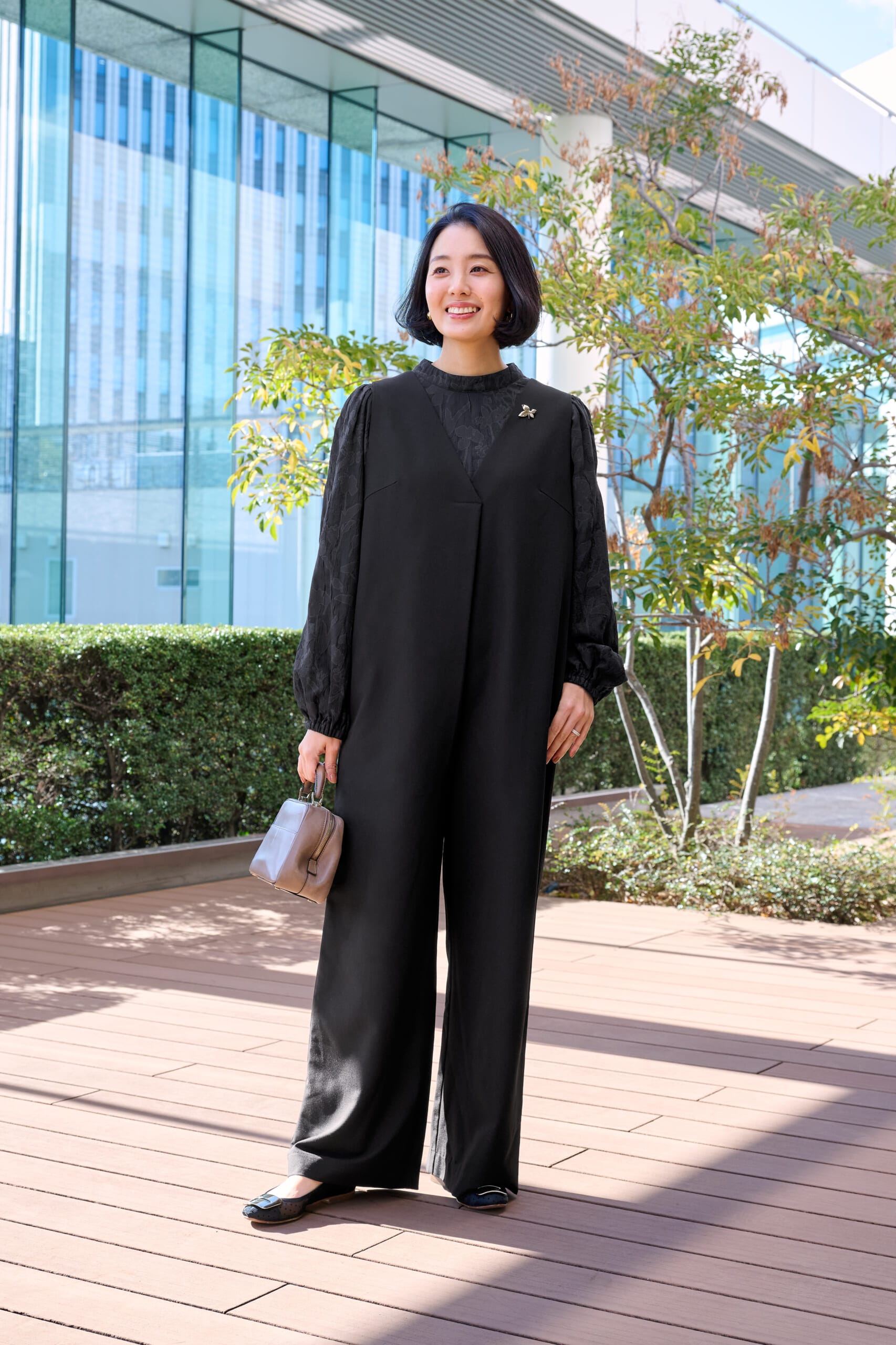 「 URBAN RESEARCH DOORS（アーバンリサーチ ドアーズ）」のオールインワンとブラウスを着る高橋夏果さん　全身