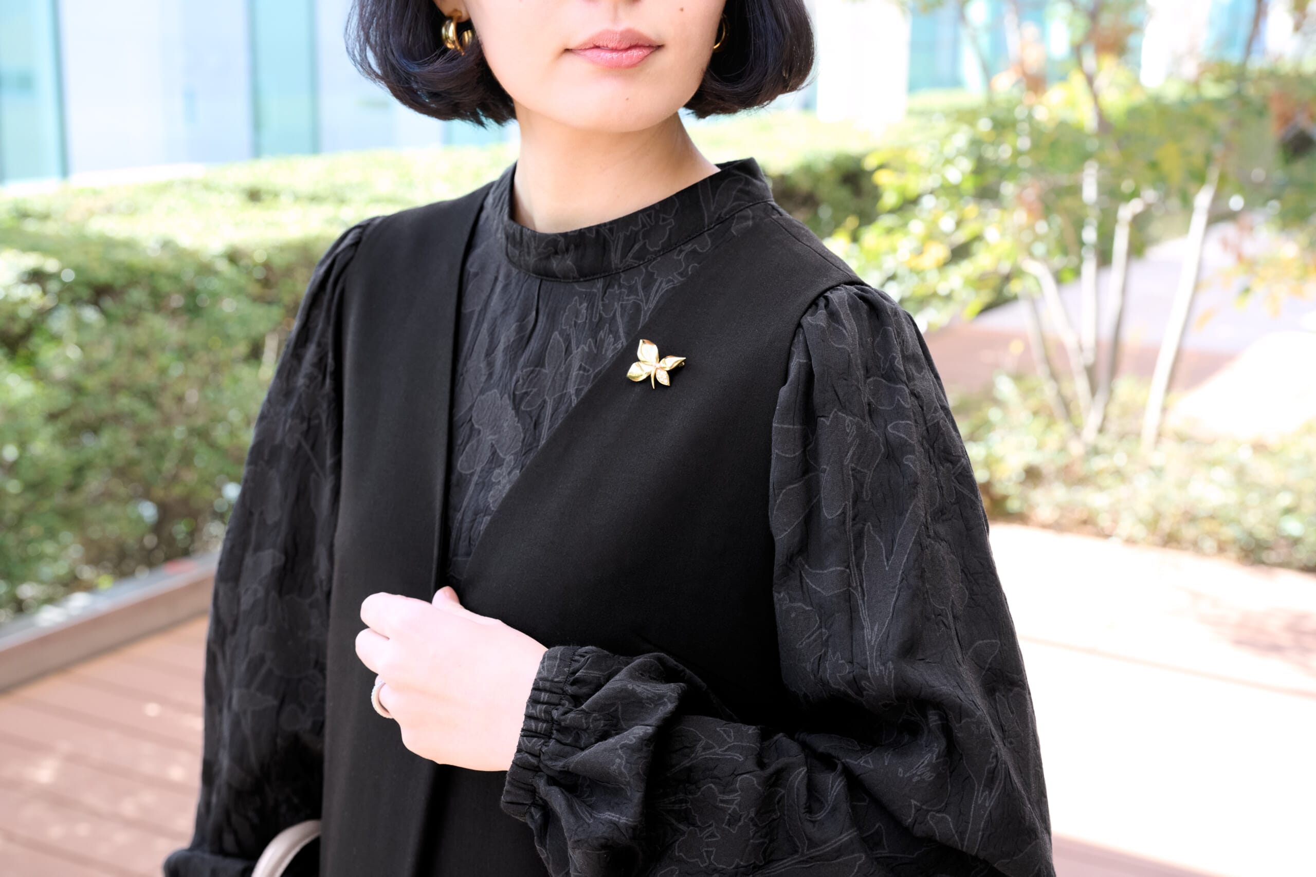 「 URBAN RESEARCH DOORS（アーバンリサーチ ドアーズ）」のオールインワンとブラウスを着る高橋夏果さん　上半身