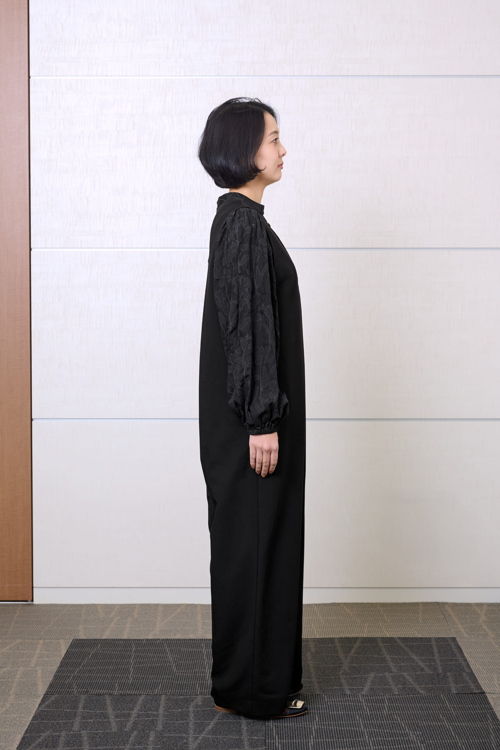 横から見た「 URBAN RESEARCH DOORS（アーバンリサーチ ドアーズ）」のオールインワンとブラウスを着る高橋夏果さん