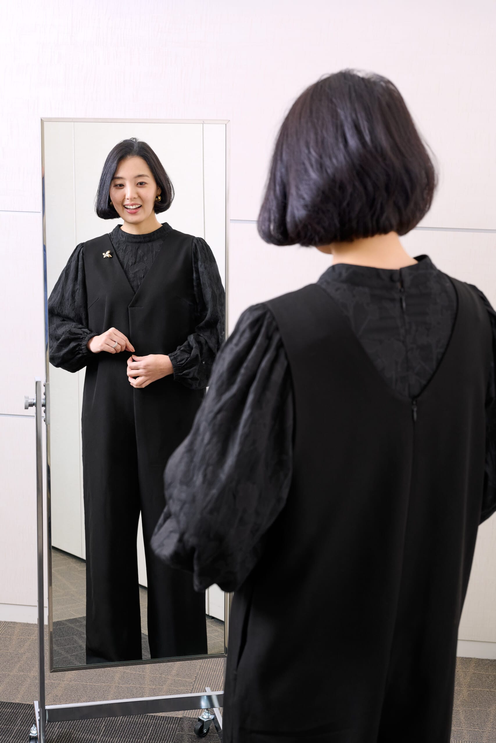 「 URBAN RESEARCH DOORS（アーバンリサーチ ドアーズ）」のオールインワンとブラウスを試着中する高橋夏果さん　フロントタックが優秀