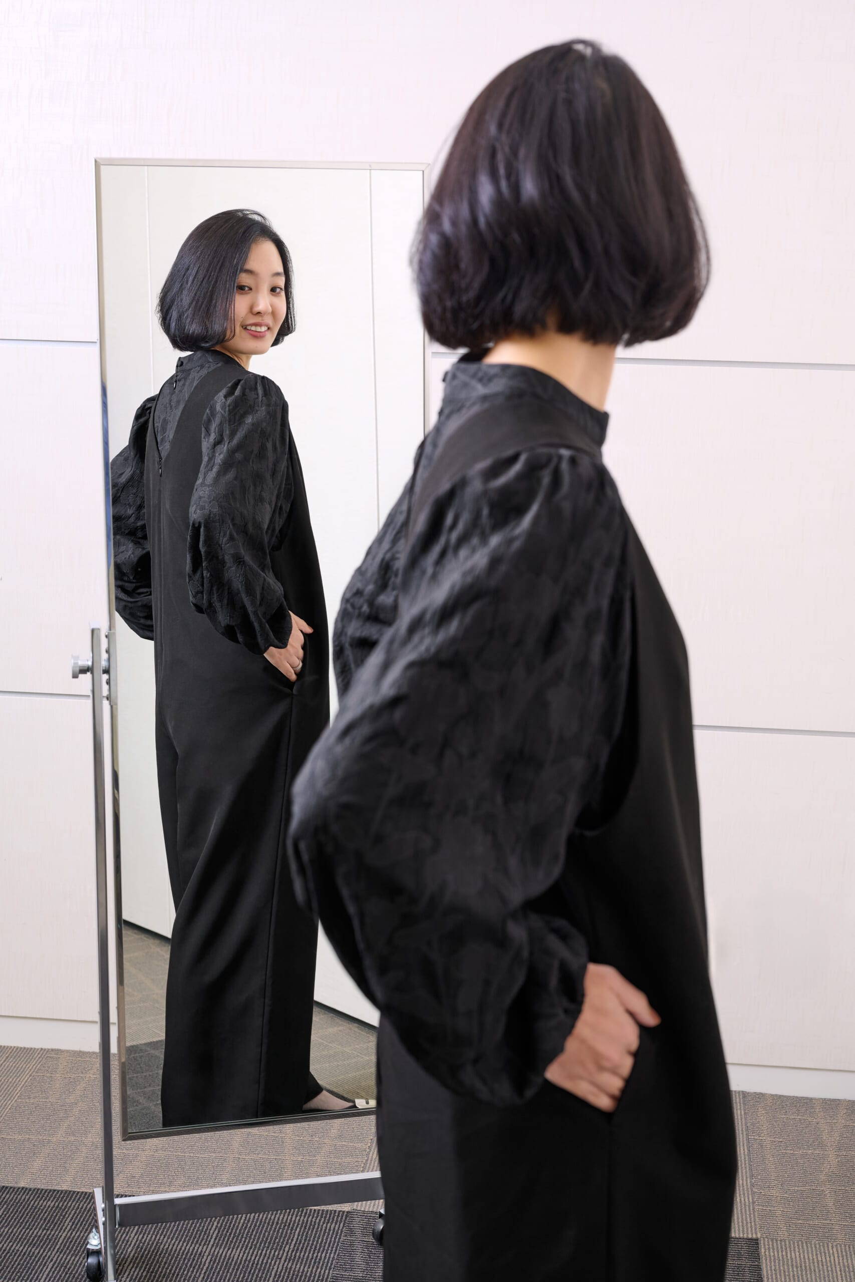 「 URBAN RESEARCH DOORS（アーバンリサーチ ドアーズ）」のオールインワンとブラウスを試着中する高橋夏果さん　しゃがんでもヒップラインが出づらい設計