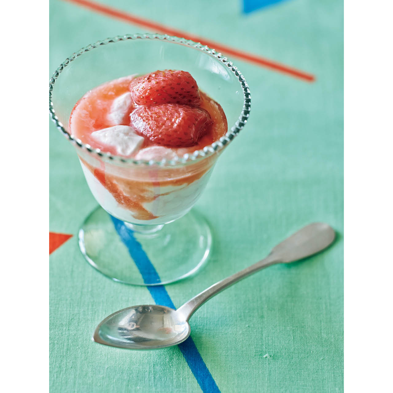 ヨーグルトのいちごみりんシロップがけ