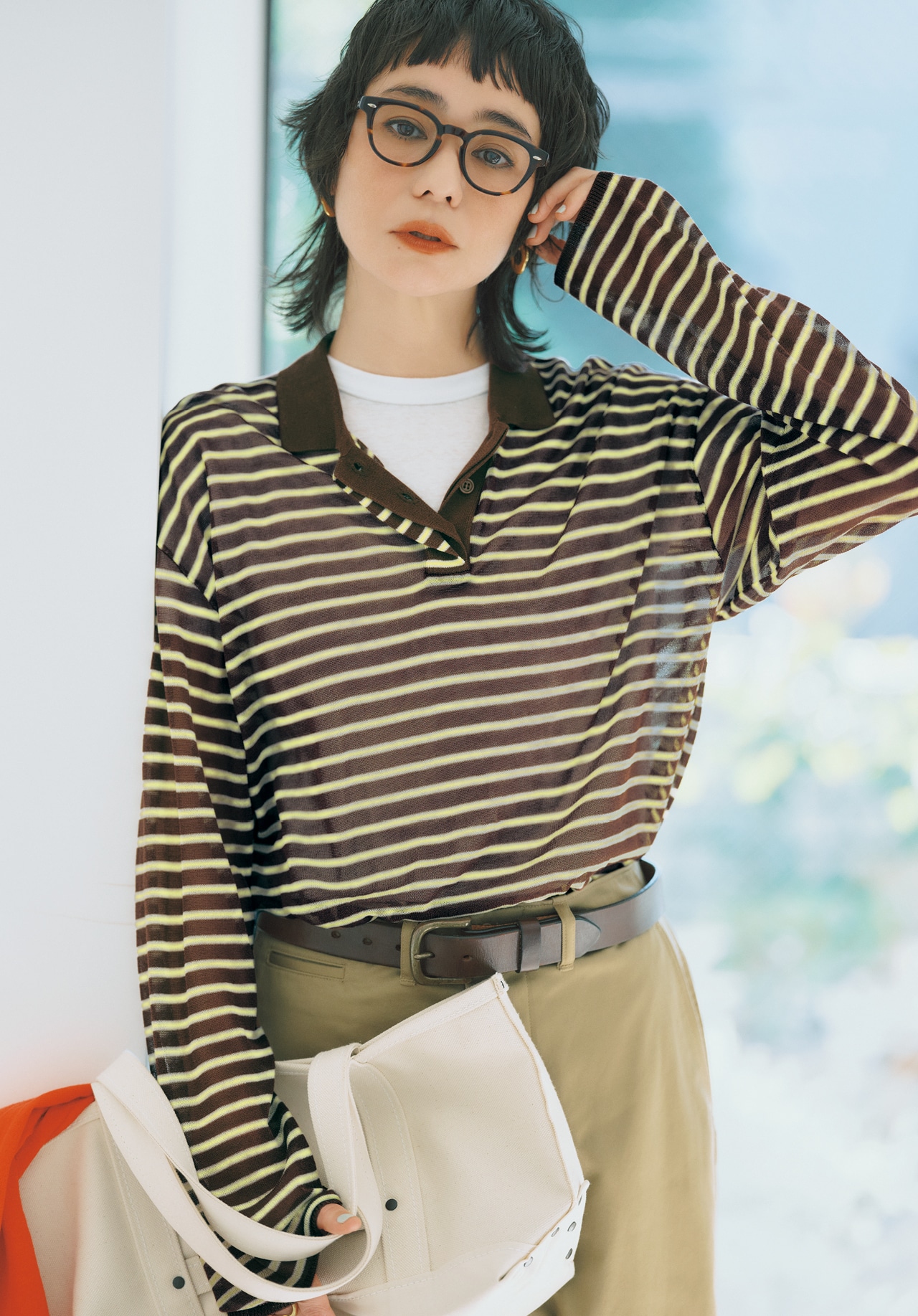 竹下玲奈さんのemmi(エミ)シアーボーダーポロニットトップスのコーデ