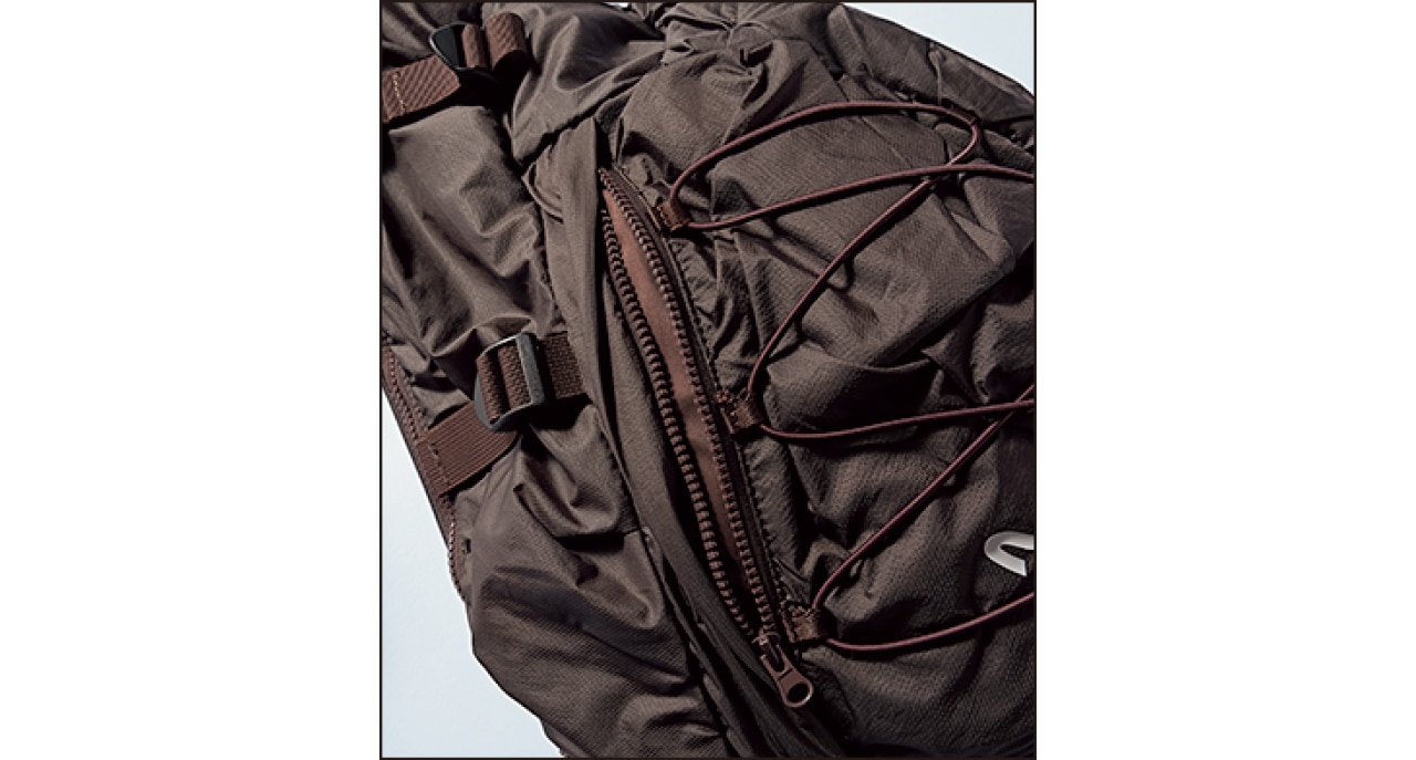 フロントには大きなファスナーポケットと、タンブラーや折りたたみ傘が収まるオープンポケットが。