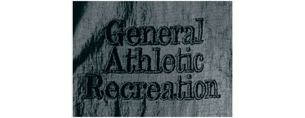 右のポケット下あたりに、パンツと同系色のダークグレーの刺しゅうでシリーズ名をオン。