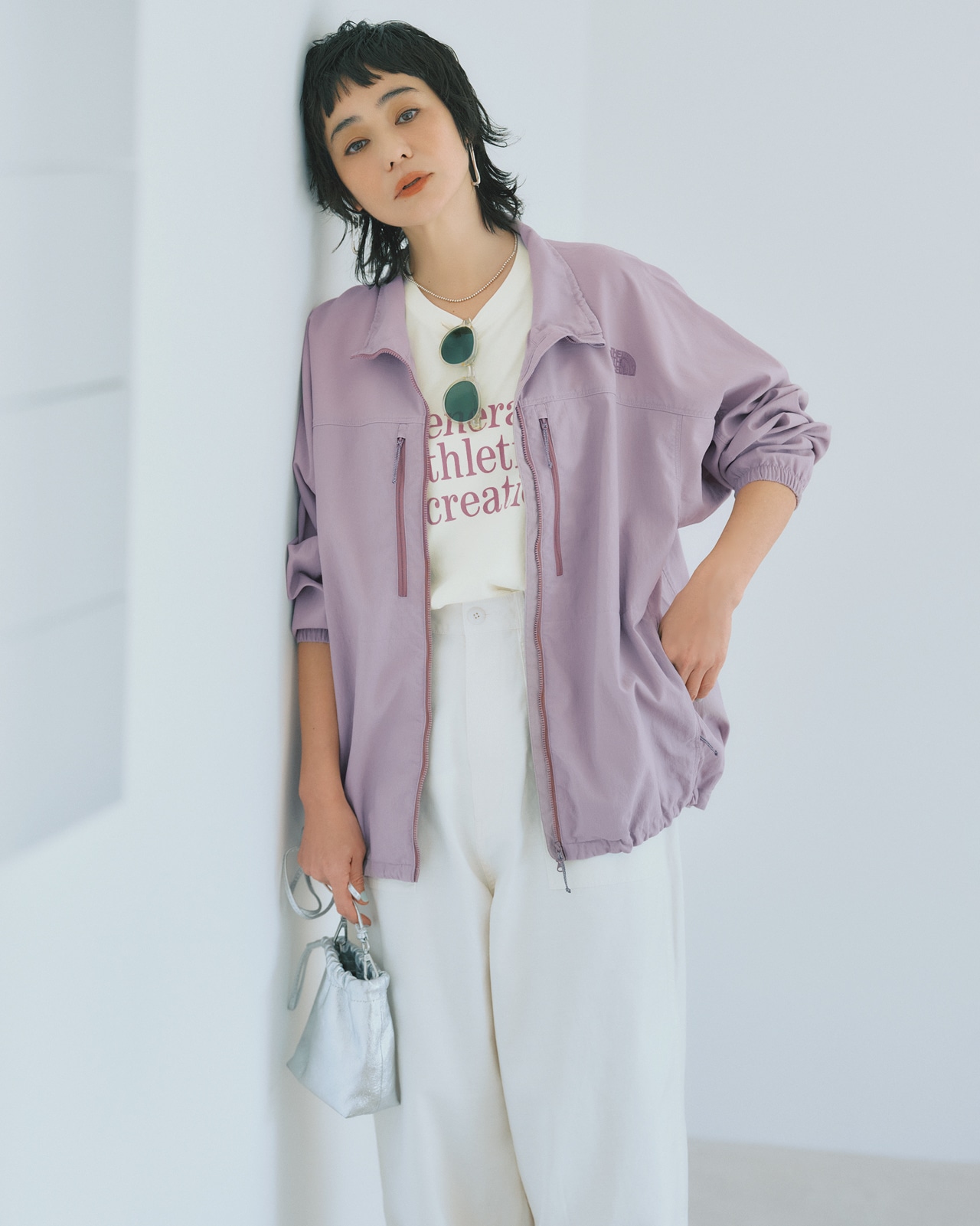 竹下玲奈さんのTHE NORTH FACE（ザ・ノース・フェイス）【洗える】【撥水】GAR Faded Softshell JacketとTHE NORTH FACE（ザ・ノース・フェイス）【洗える】GAR Typographic White S/S Tee ホワイト×シーフォグのコーデ