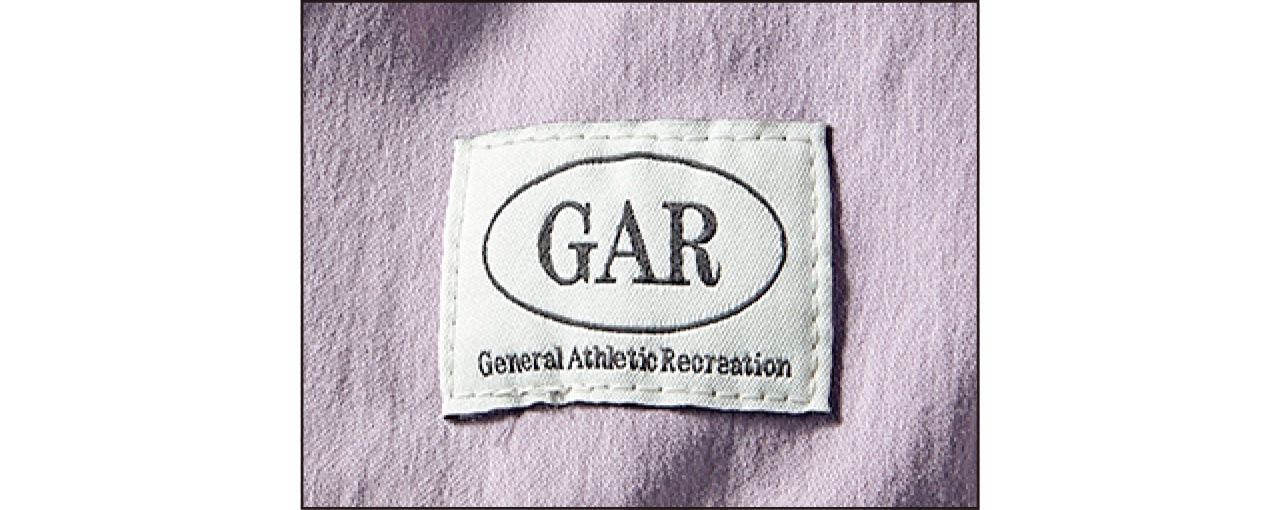 前身頃の右下には、ライン名の頭文字でデザインされたロゴパッチをさりげなく配して。