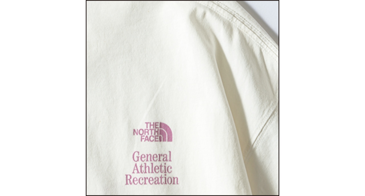 右の肩甲骨あたりにブランドとライン名のダブルロゴを配置し、後ろ姿もキャッチーに。