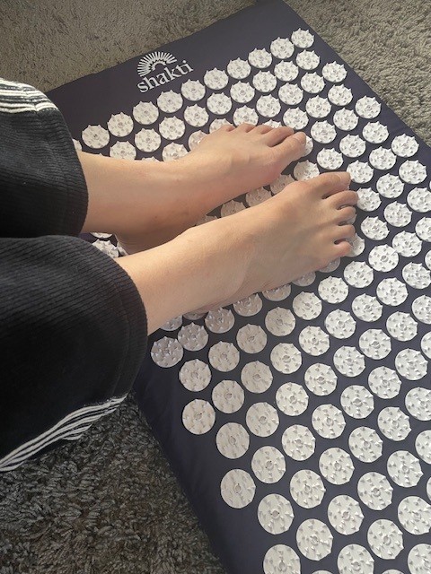 シャクティマットで足裏をケアしているところ