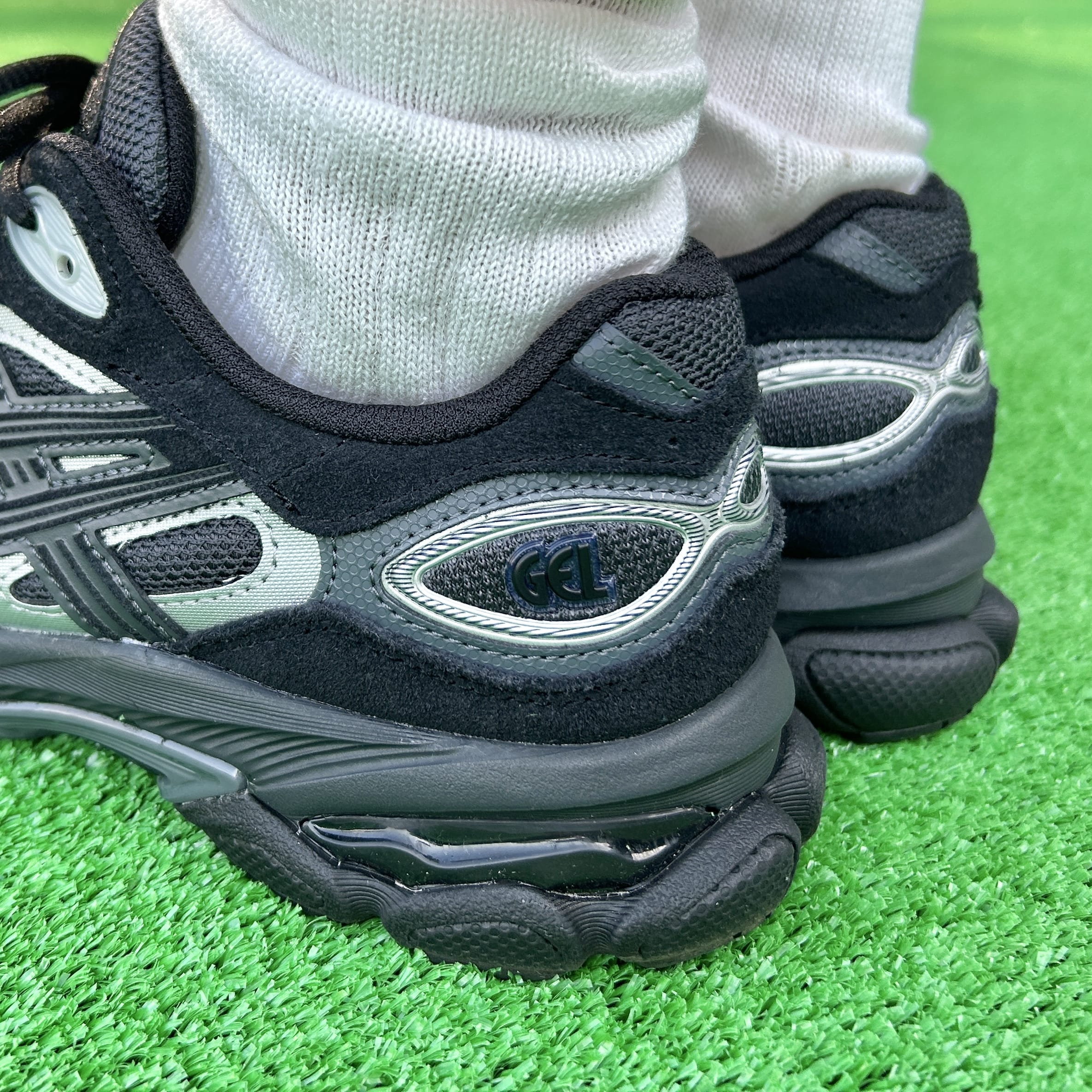 アシックスのGEL-NYC2.0のブラックをエディターが試着したかかと部分