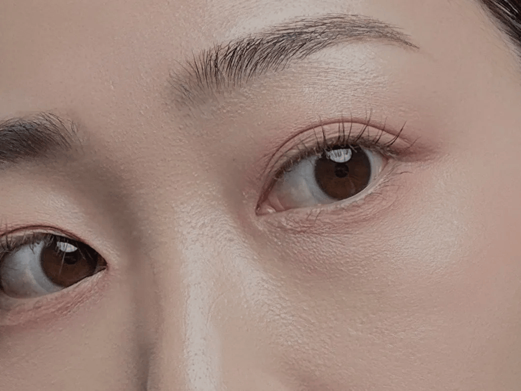 KATE「バウンシーチークシャドウ PK-1 ウォームピーチ」使用例