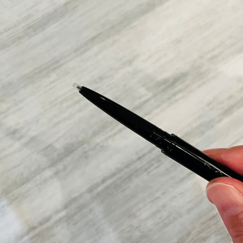 KATE「アイブロウペンシル スーパースリム0.8 BR-2 オリーブブラウン」芯を出したところ