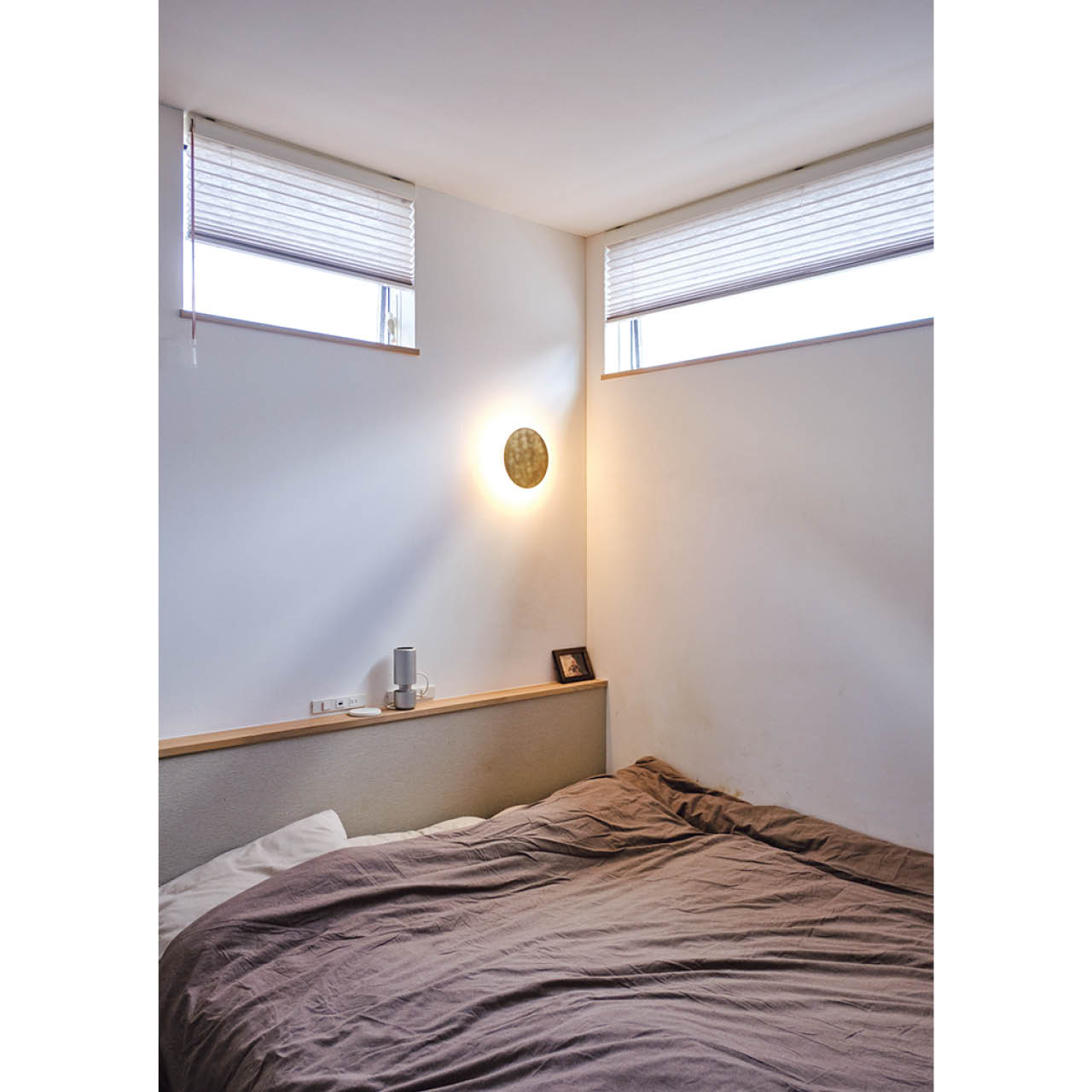 夫婦の寝室はおこもり感を出すために平天井で、窓は高い位置に小さめに。