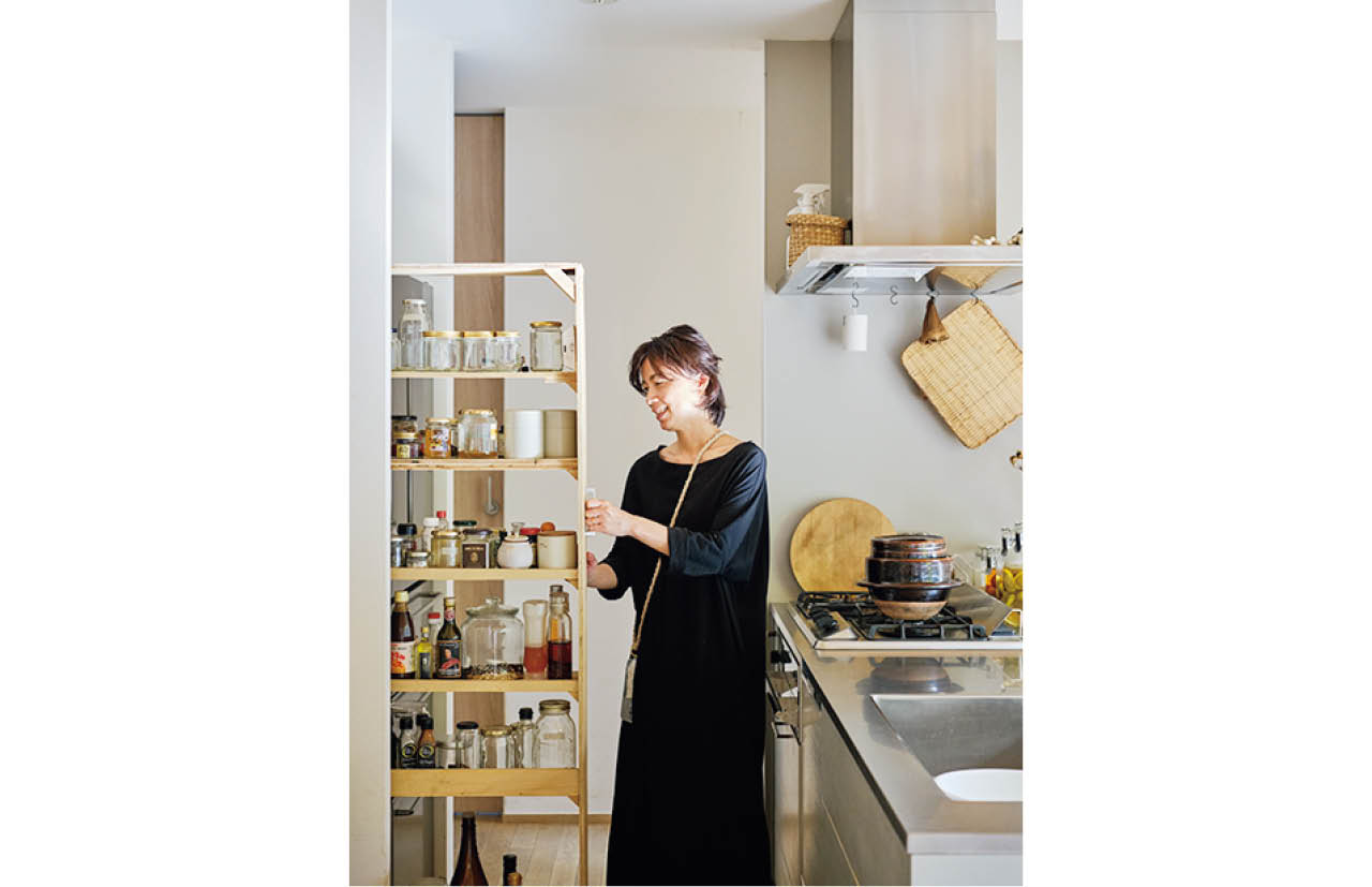 冷蔵庫横の隙間を生かした、キャスター付きの収納棚。