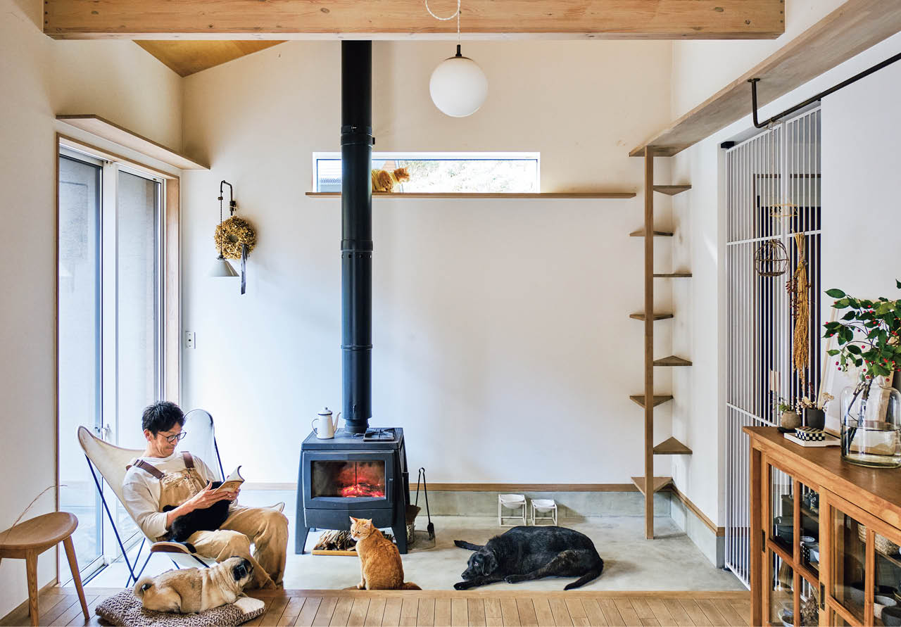 土間は読書をしたり、動物たちがくつろいだりと、多目的に使われているエリア。