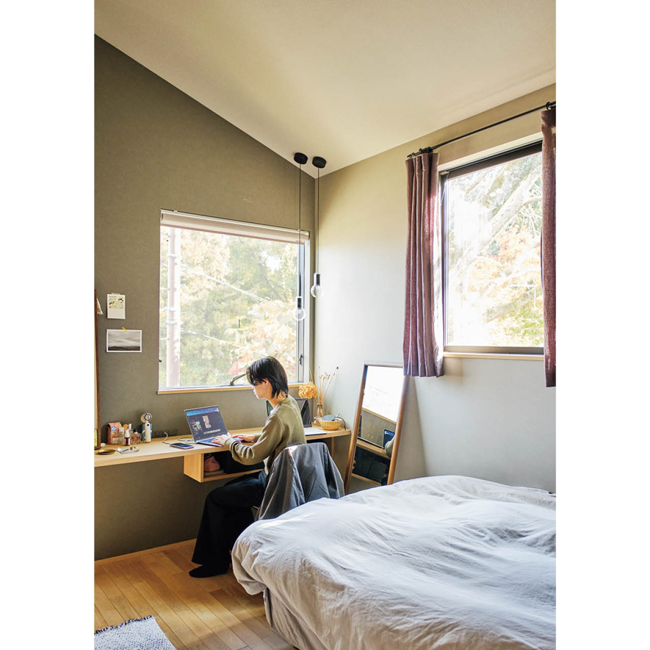 子ども部屋は勾配天井にすることで広がりを持たせ、壁紙はグレーベースのスタイリッシュな空間に。