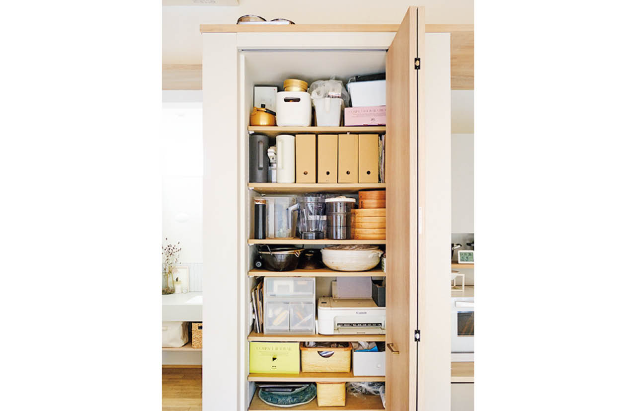 「調理道具や紙類、家電など、見せたくないものはダイニング横の可動棚に収納」