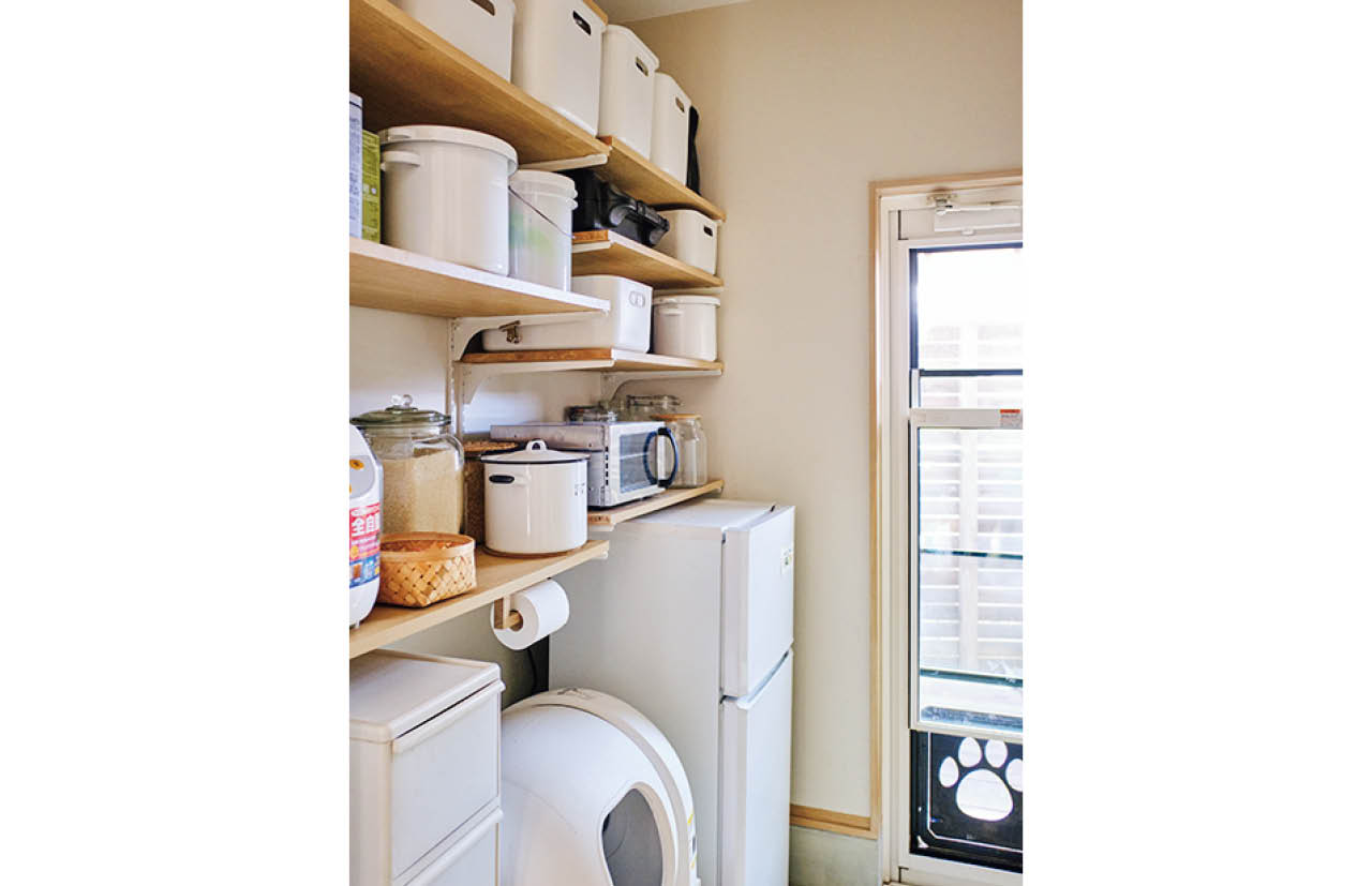 キッチン奥にはパントリーを設置。