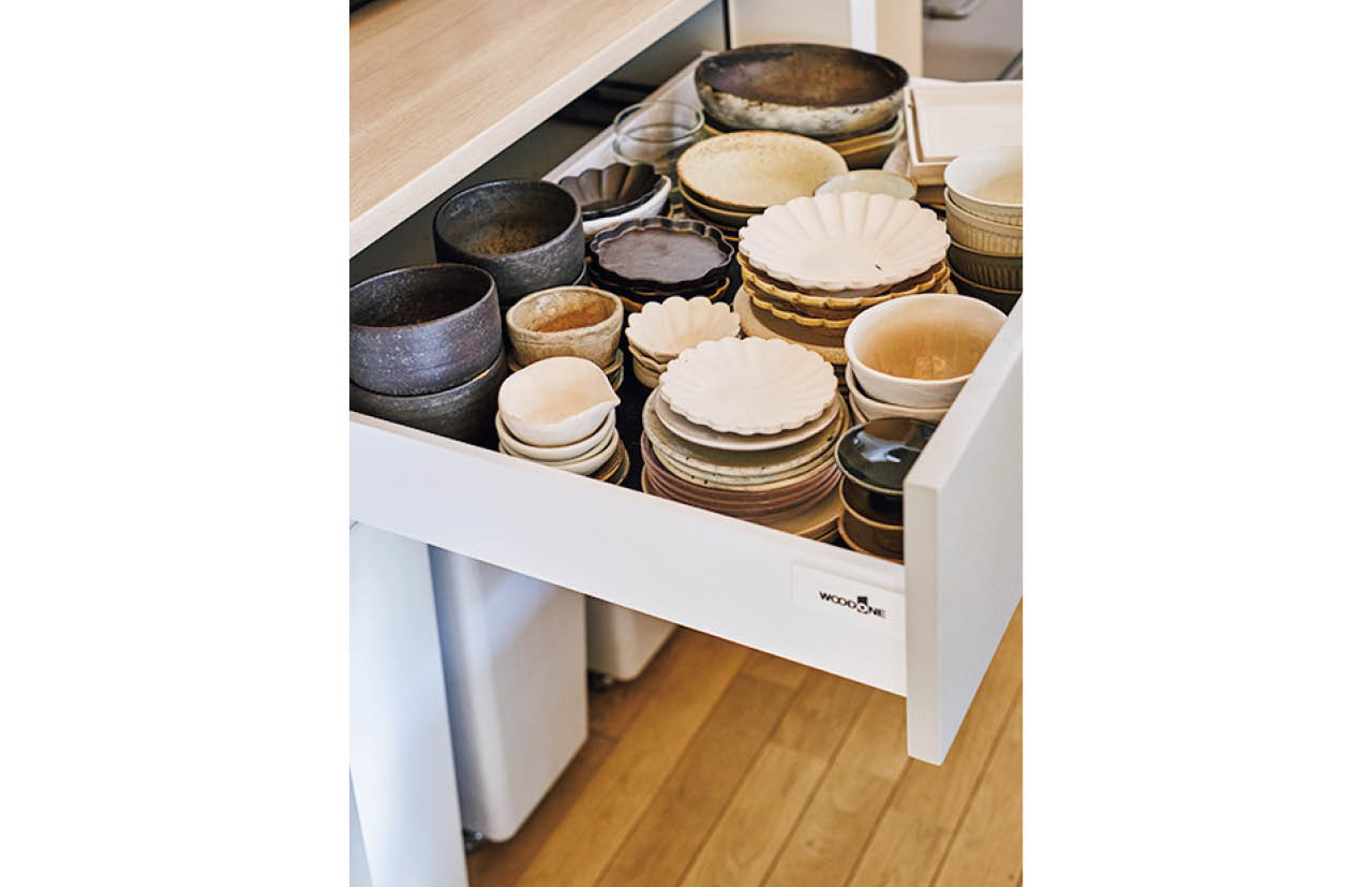 「日常使いの食器はキッチン背面の引き出し棚に、お気に入りの作家ものはダイニングわきのキャビネットに飾っています」