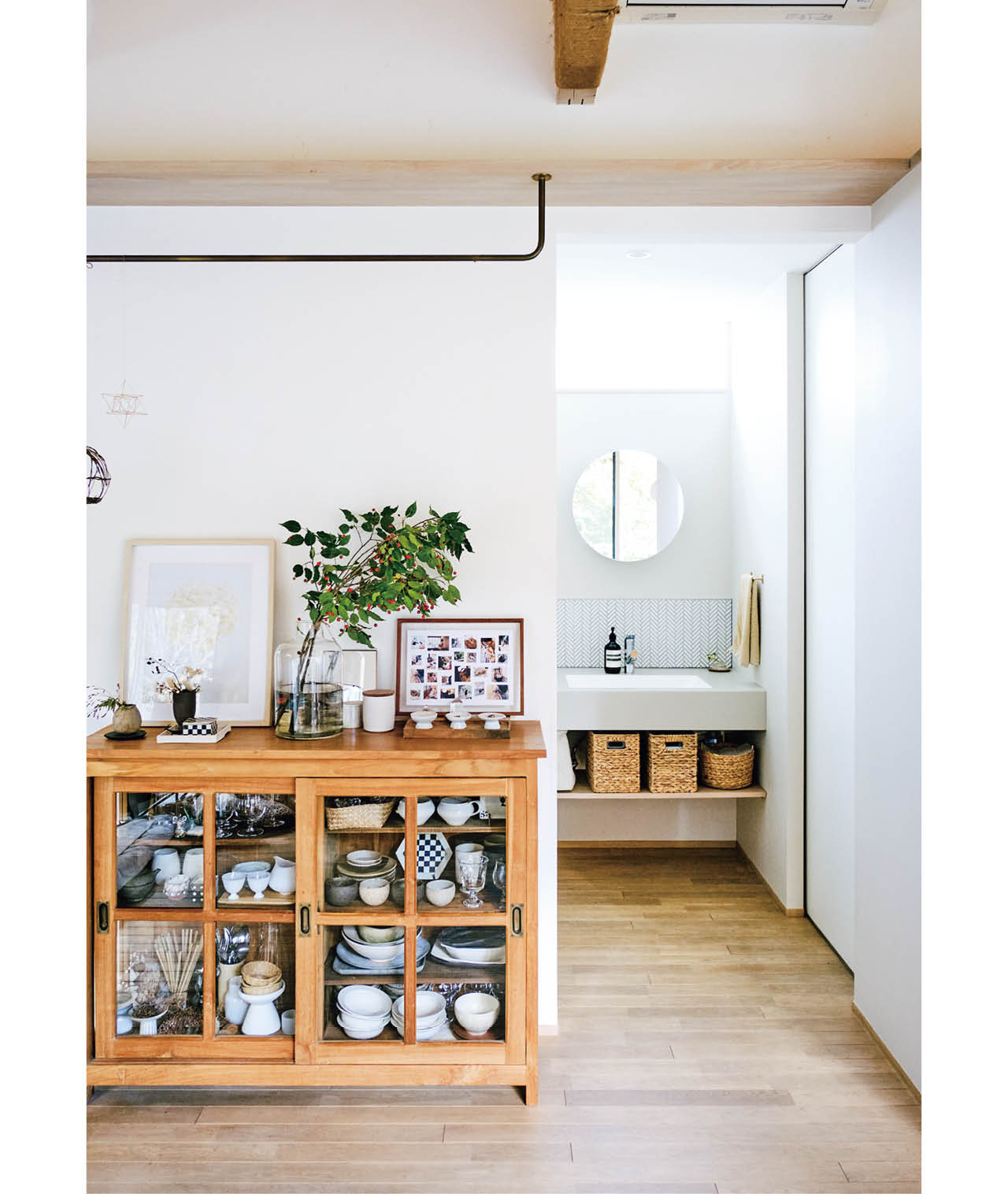 浴室とトイレへつながる洗面コーナーは、あえてドアを設けず、空間の広がりを大切に。