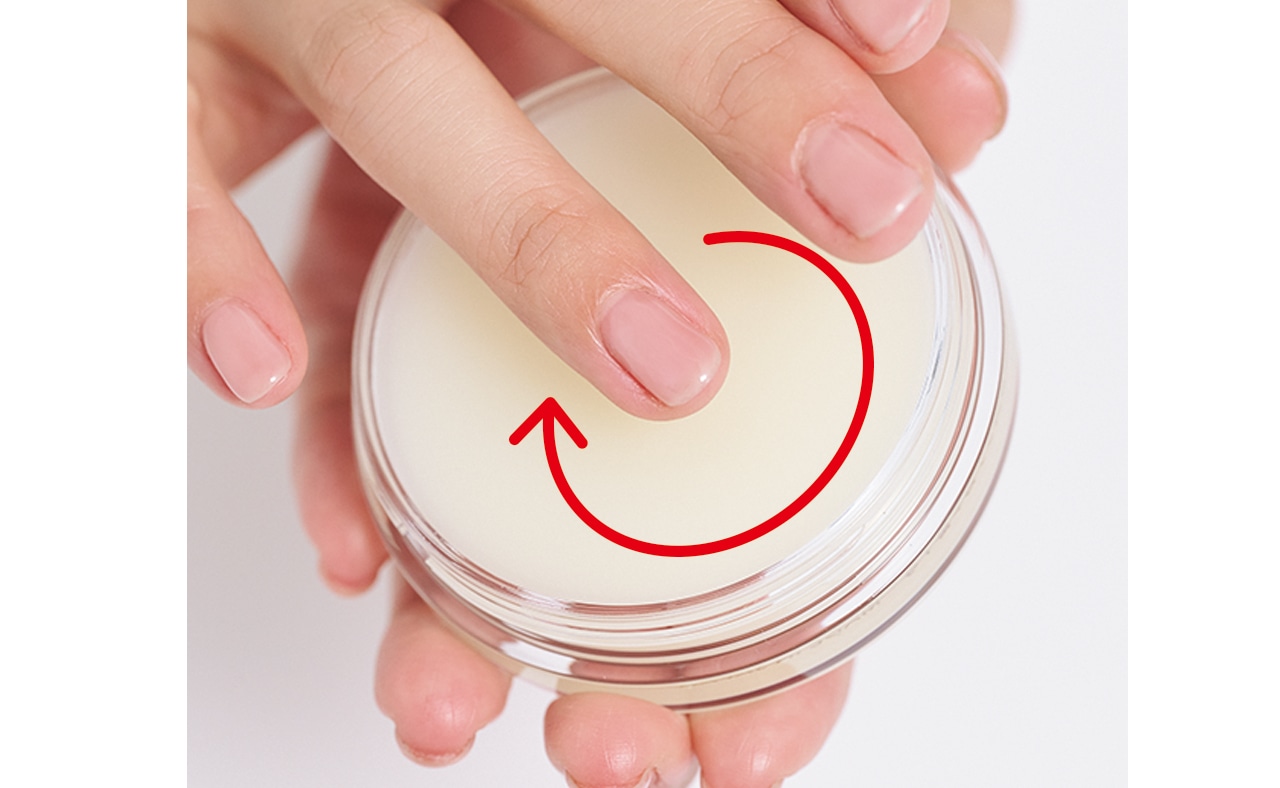 【OK】指の腹でバームをなで、うっすらと取る