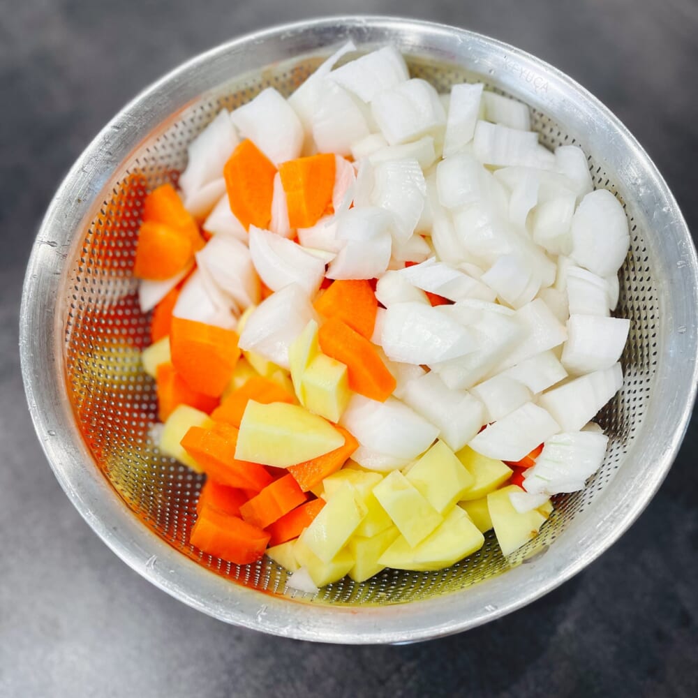 カレー　カレールー　本日の夕飯　じゃがいも　人参　玉ねぎ