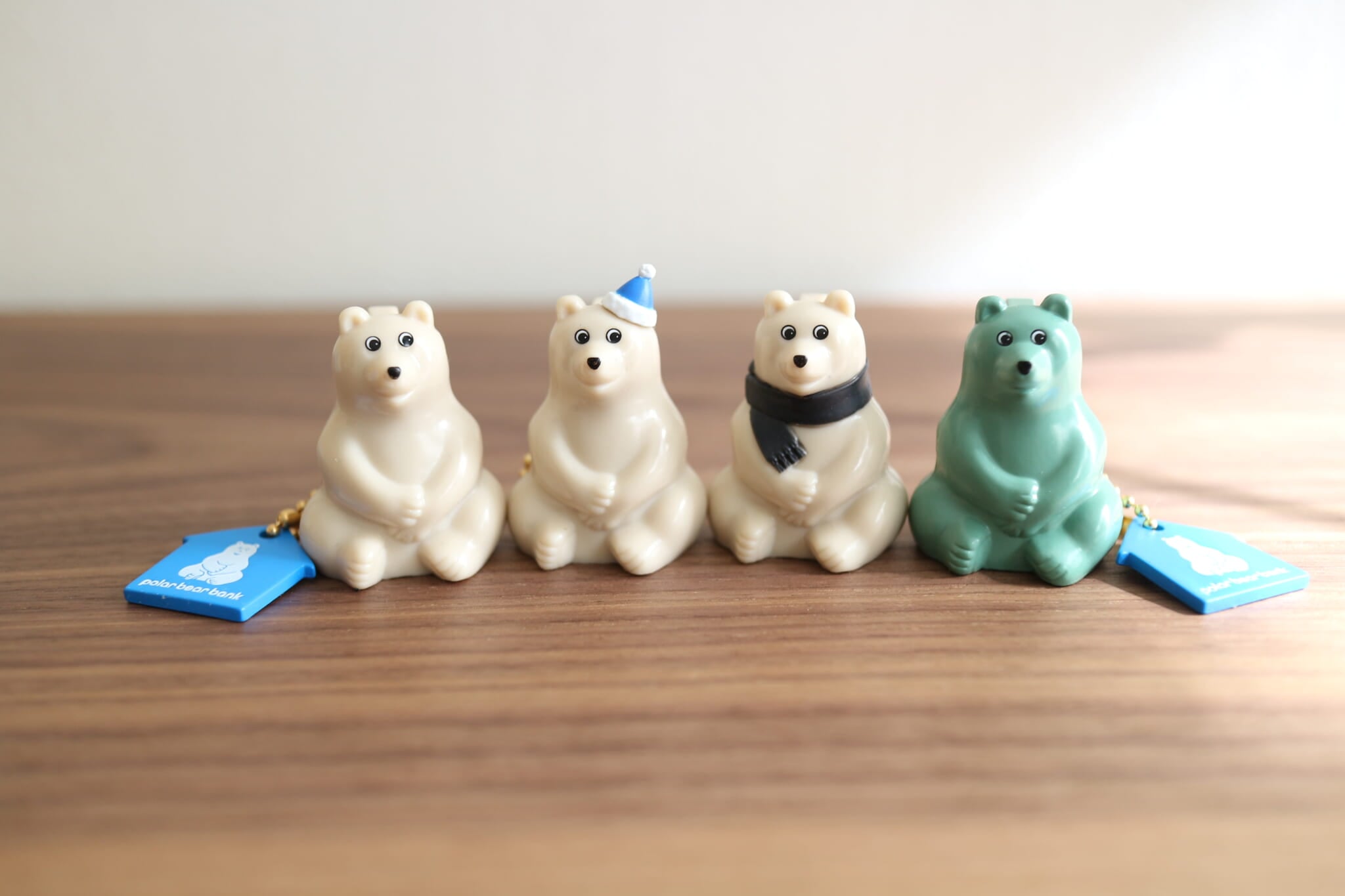 ガチャガチャ　ポーラベア　ミニチュアチャーム