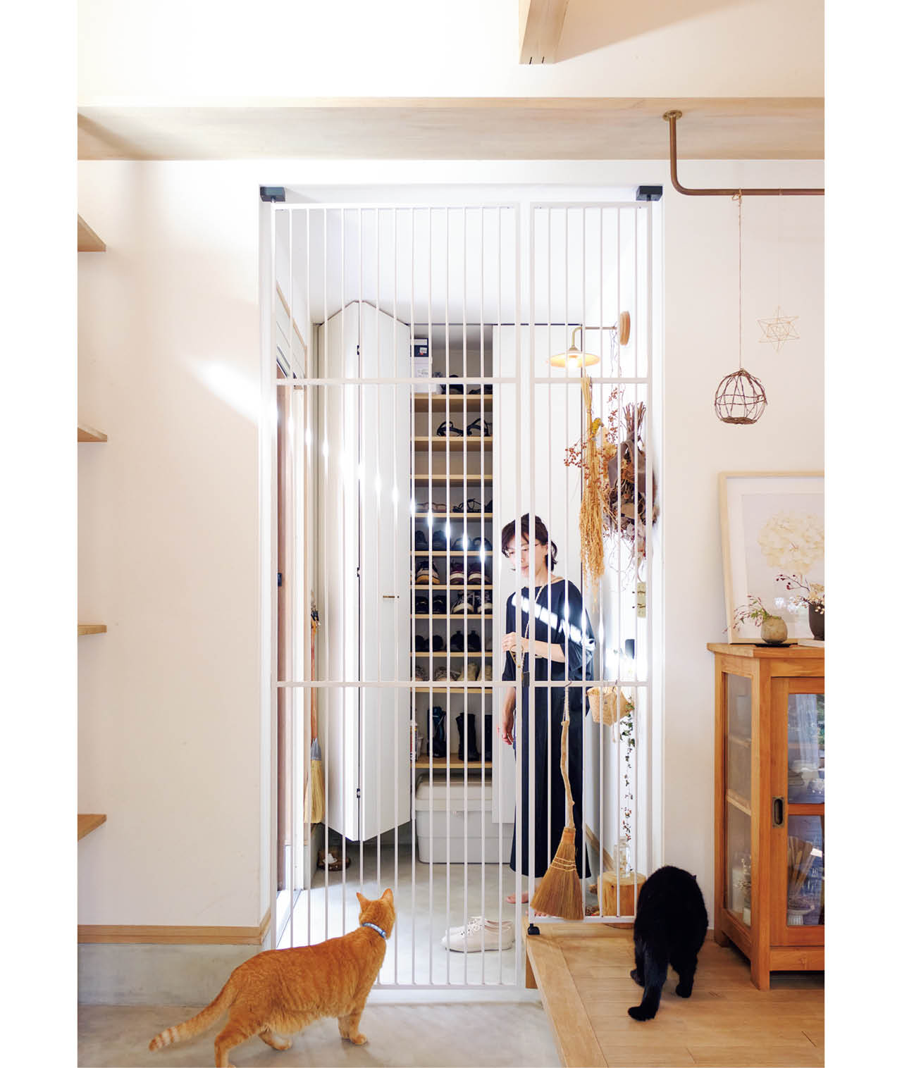 玄関横には天井いっぱいまでシューズクロークを設置。