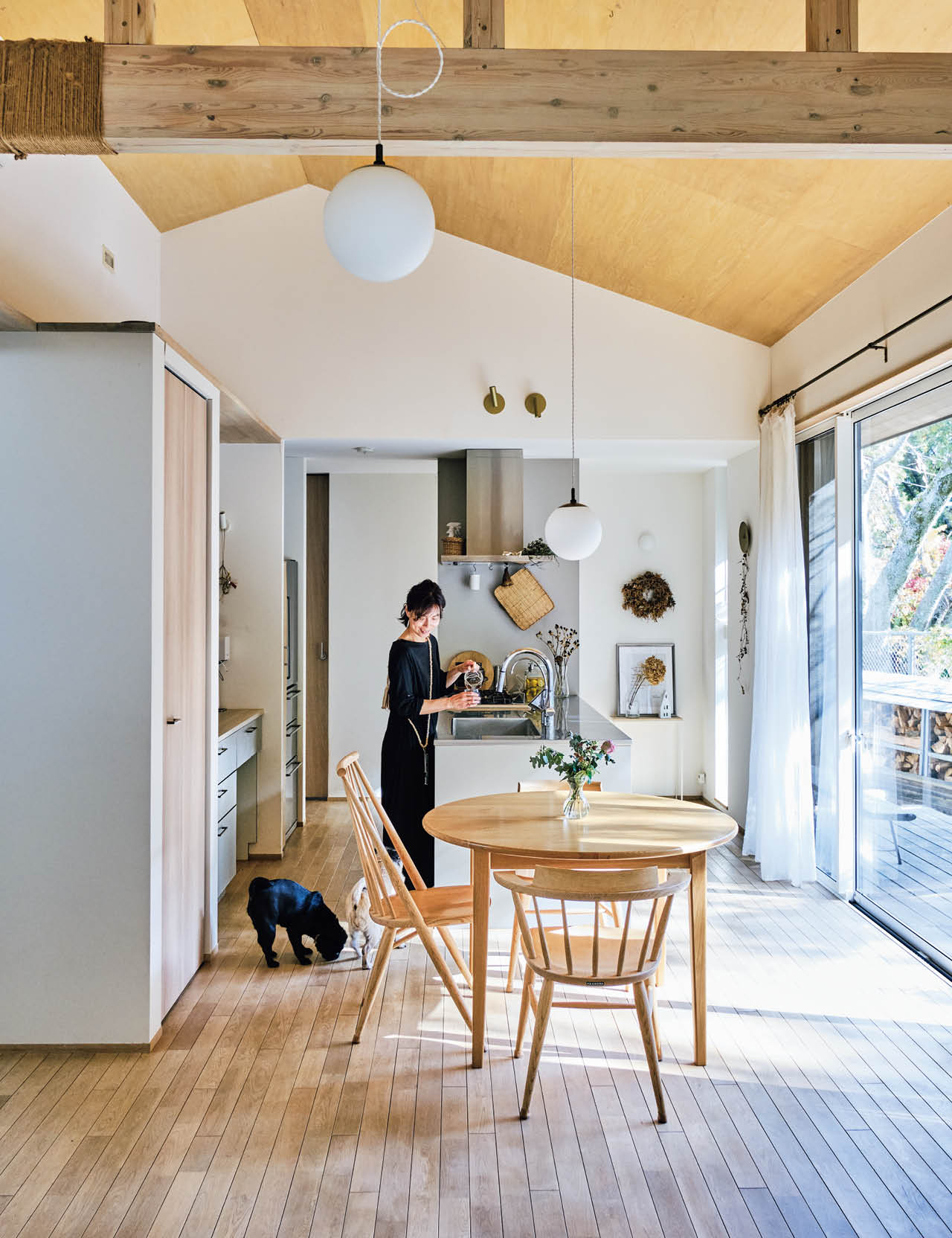 勾配天井で開放感のある空間。