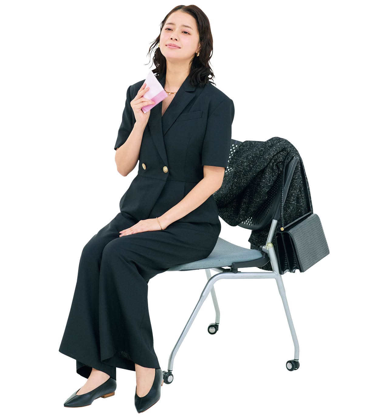 岸本セシルさんのCygneのテーラードカラーオールインワンコーデ