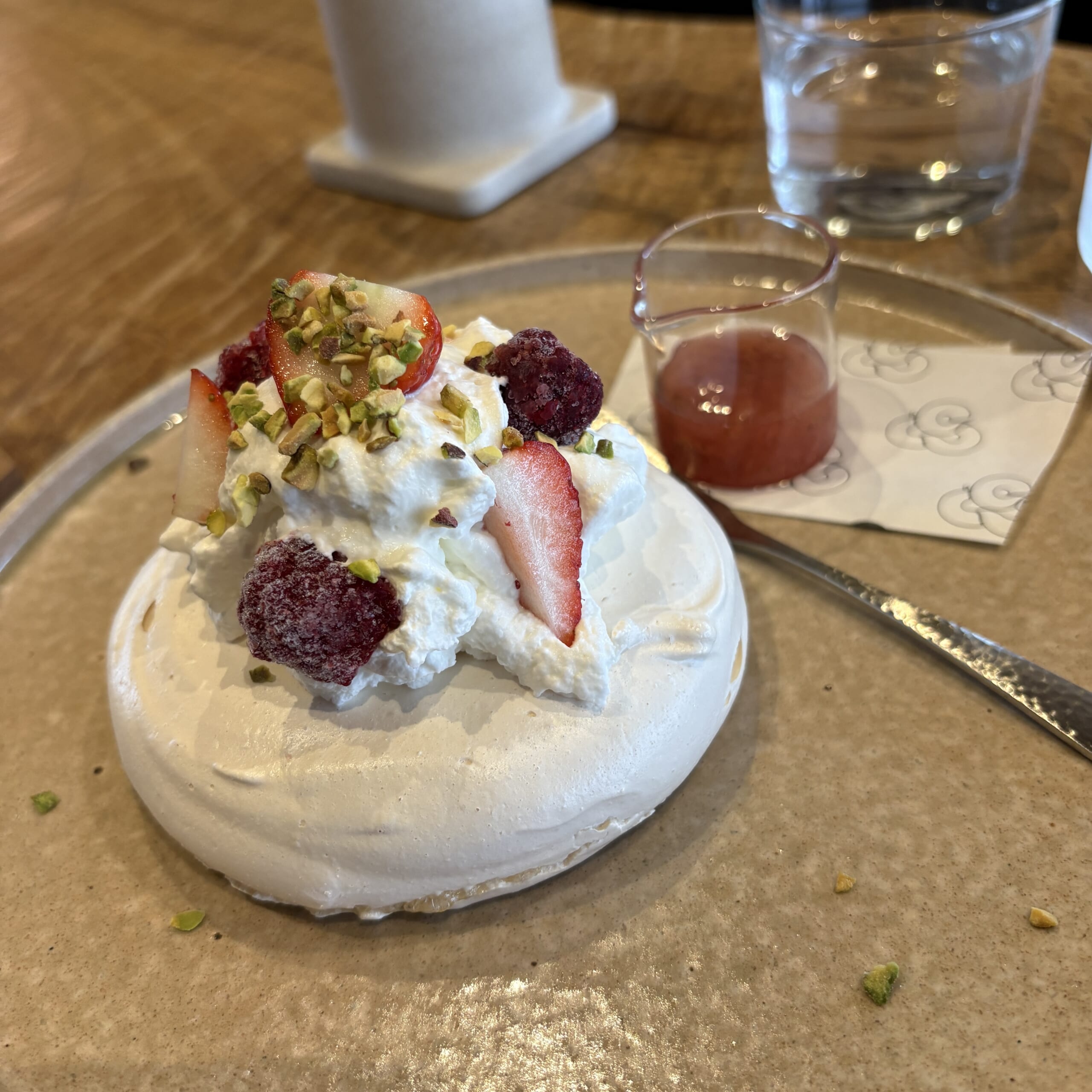 ストロベリーパブロバ　オーストラリア　焼き菓子