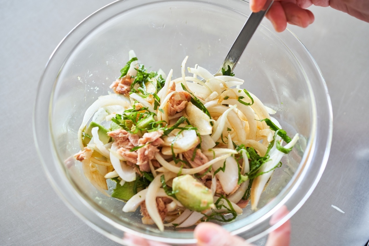 榎本美沙さん 新玉ねぎとアボカドの和風サラダ