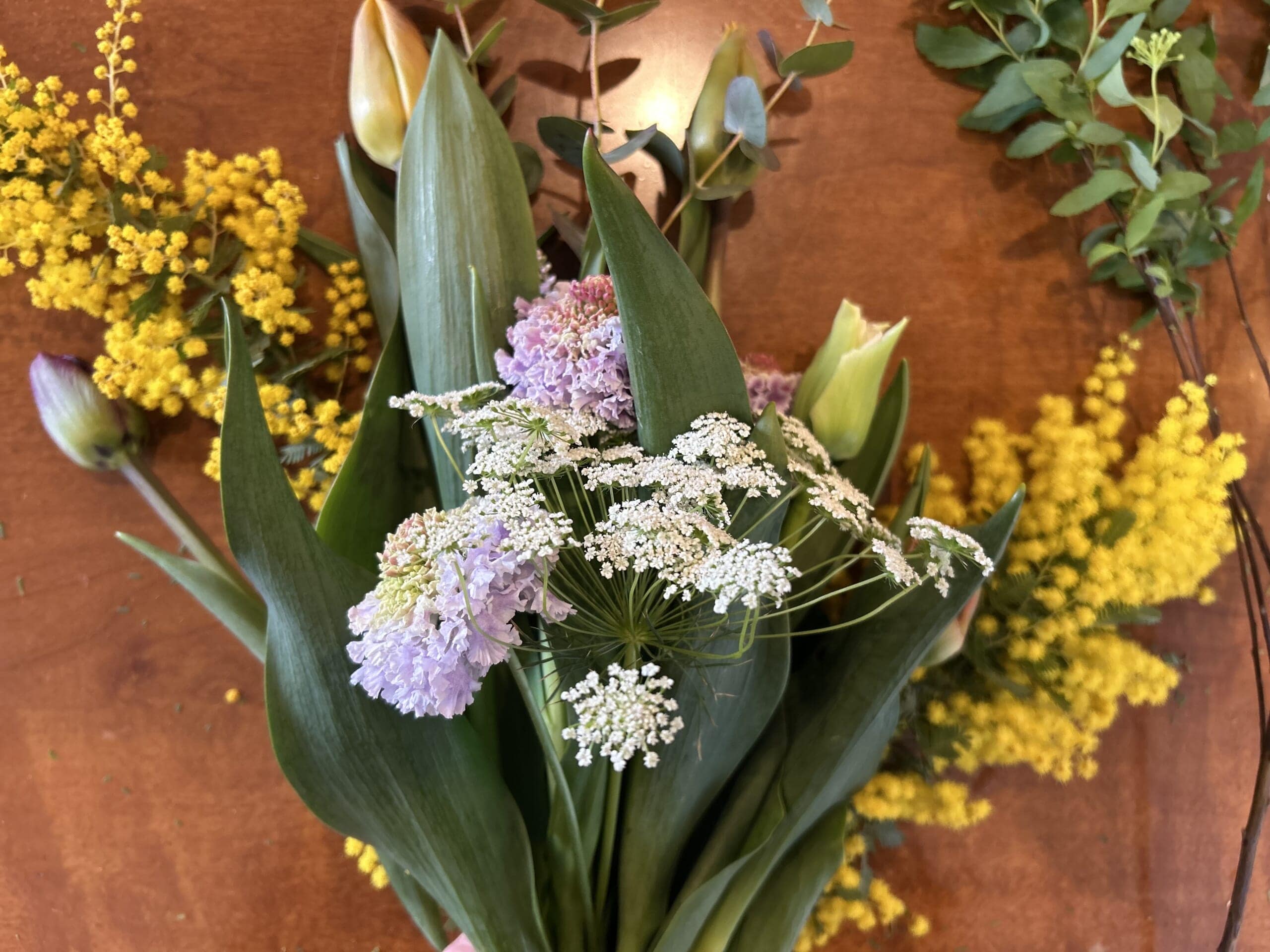 40代・50代女性が作る大人っぽいチューリップの花束の作り方の紹介。