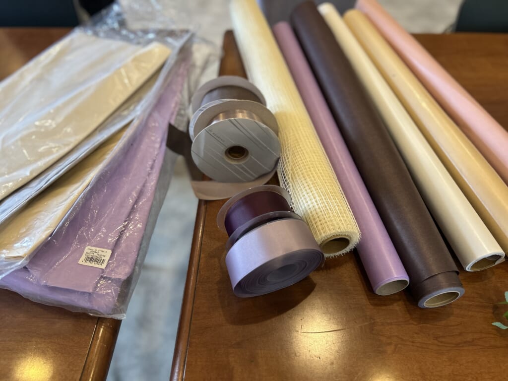 40代と50代女性の大人っぽいチューリップと春の花の花束アレンジメント、フランス製ラッピング道具。