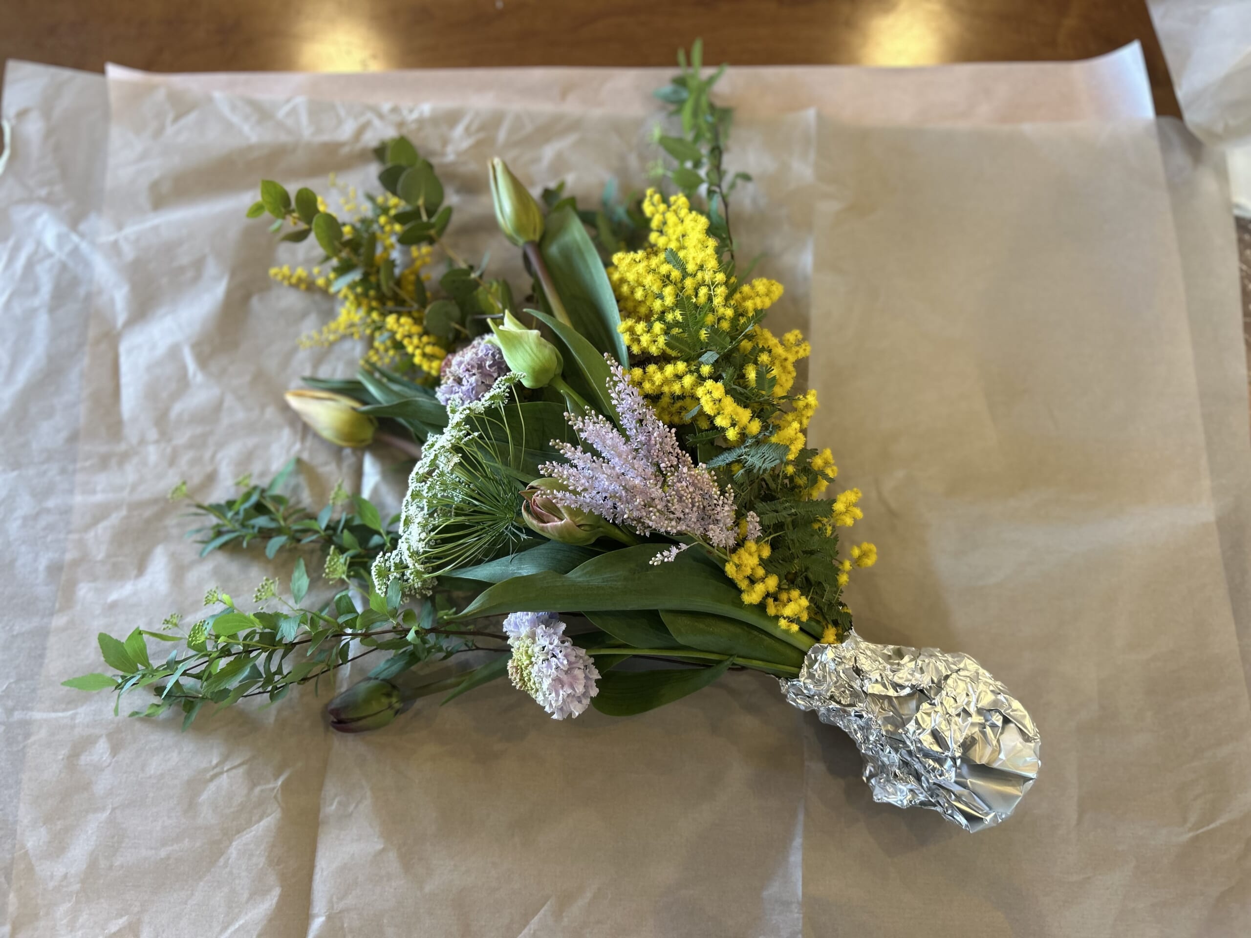 40代と50代女性の大人っぽいチューリップと春の花の花束アレンジメント、ラッピングのやり方。