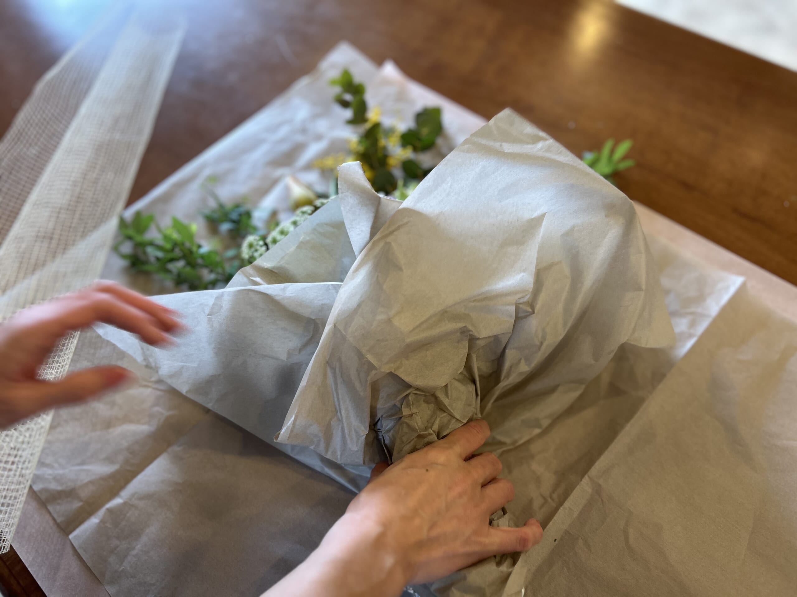 40代と50代女性の大人っぽいチューリップと春の花の花束アレンジメント、ラッピングのやり方。