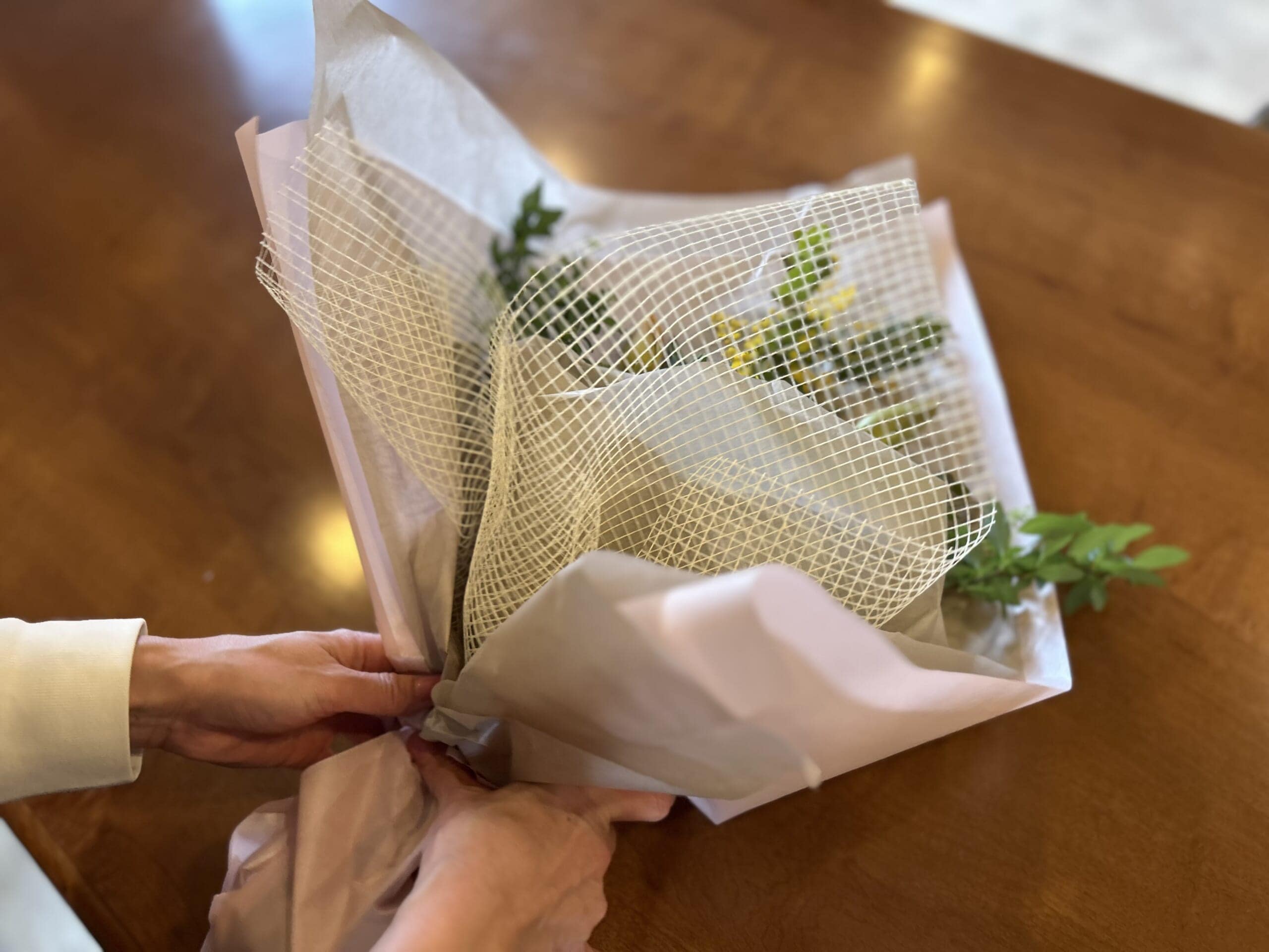 40代と50代の大人っぽいチューリップと春の花の花束アレンジメント、ラッピングのやり方。