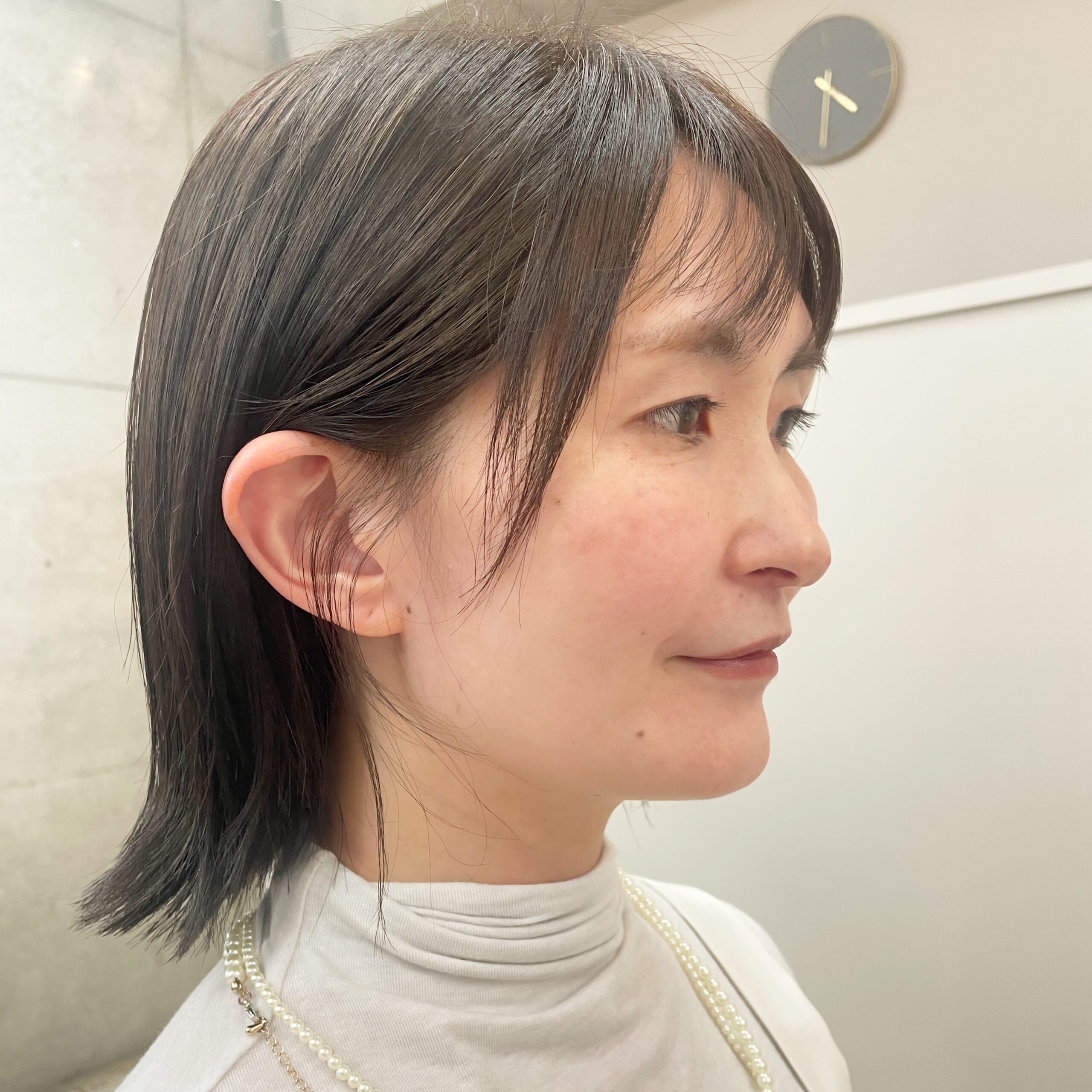 メガネが似合う大人の長めボブ　正面寄りサイド