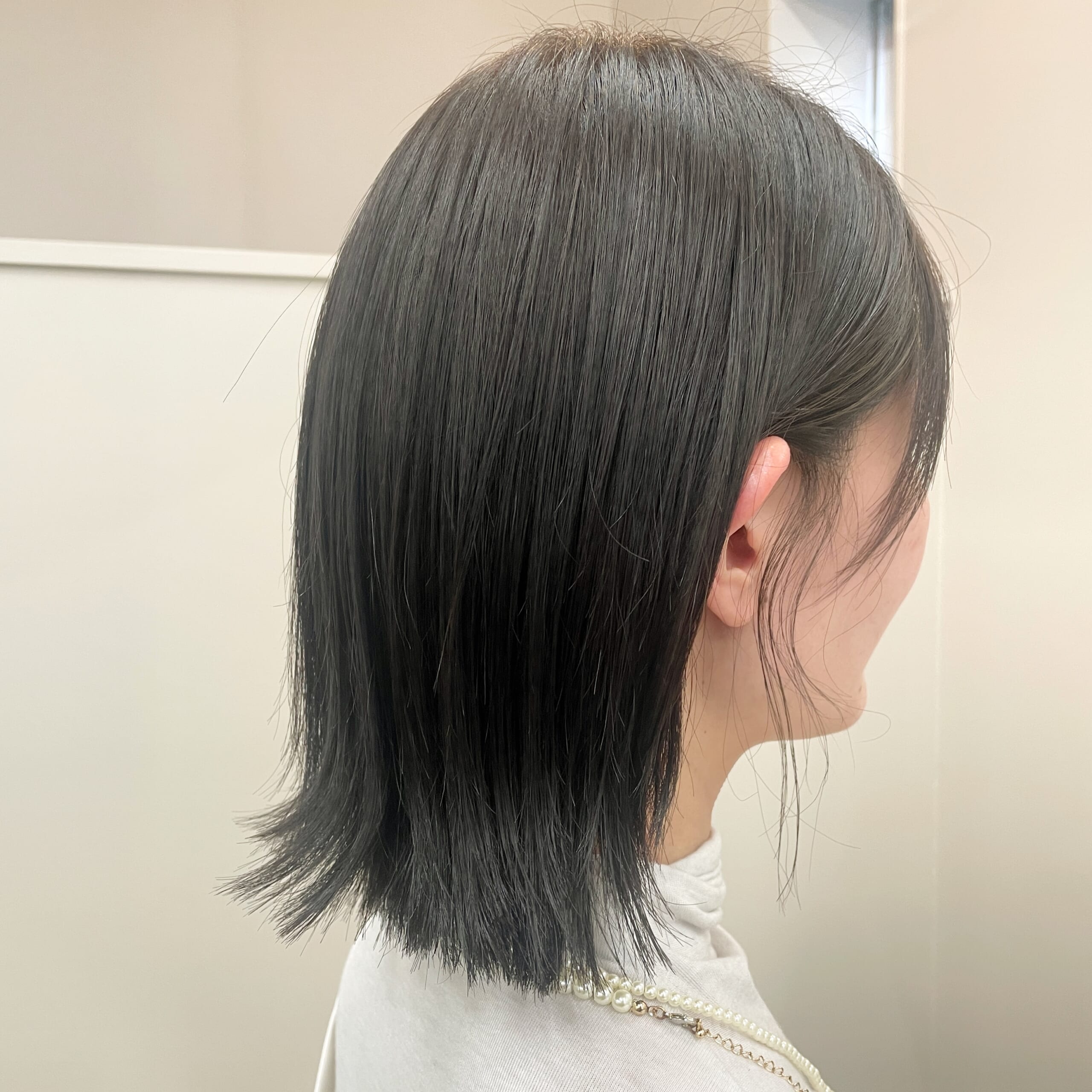 メガネが似合う大人の長めボブ　バック