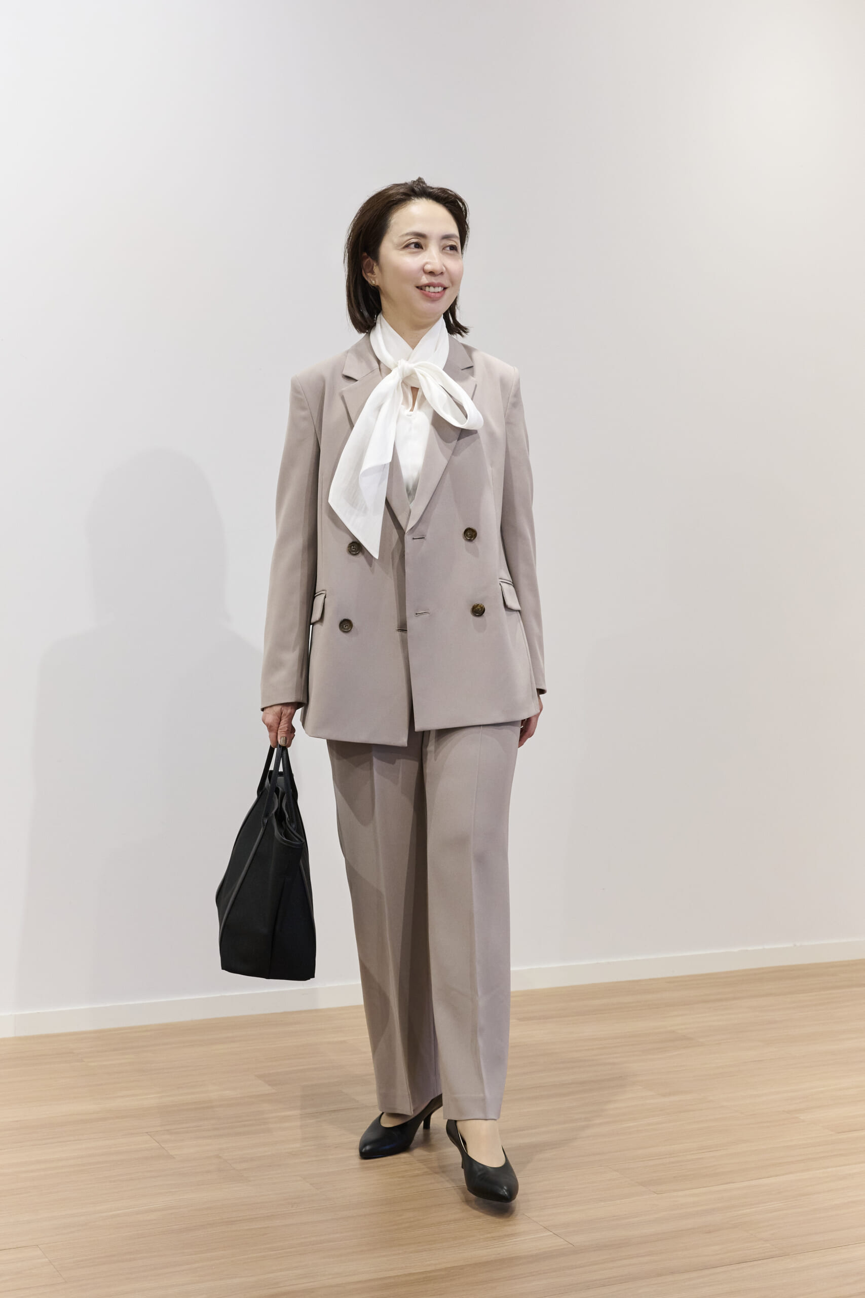 PLST「トリアセブレンドダブルジャケット」「トリアセブレンドストレートパンツ」を使った40代ハレの日コーデ