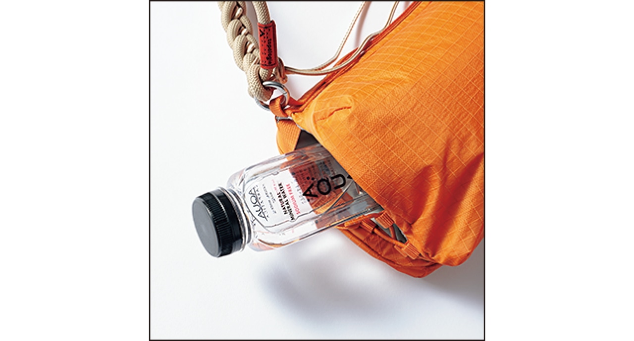 2つの収納スペースの間には、500㎖のペットボトルが余裕で収まるスペースが。