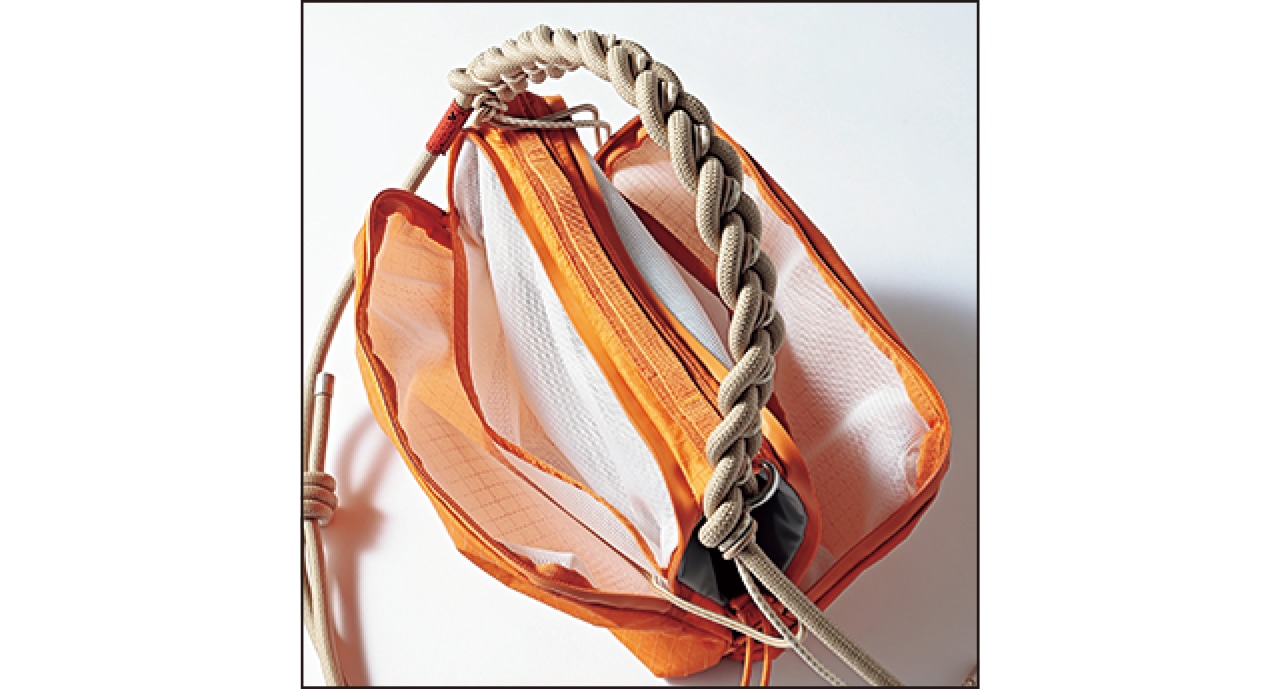 合計6つの内ポケットで荷物の整理をしやすく。