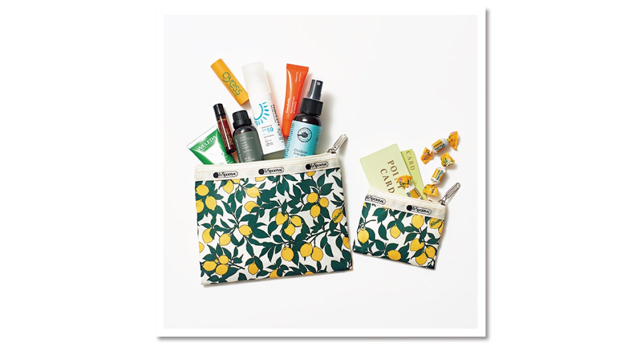 幸せを呼ぶレモン柄ポーチセットにコスメやお菓子、ポイントカード類を入れているところ