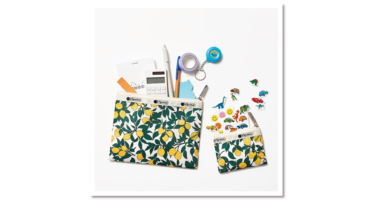 幸せを呼ぶレモン柄ポーチセットに文房具やシールなどを入れているところ