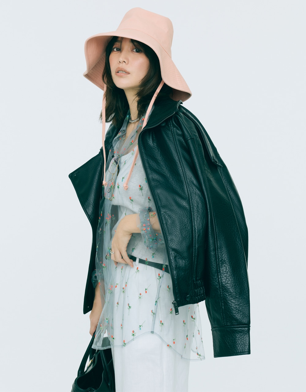 蛯原友里さん 革ジャンコーデ