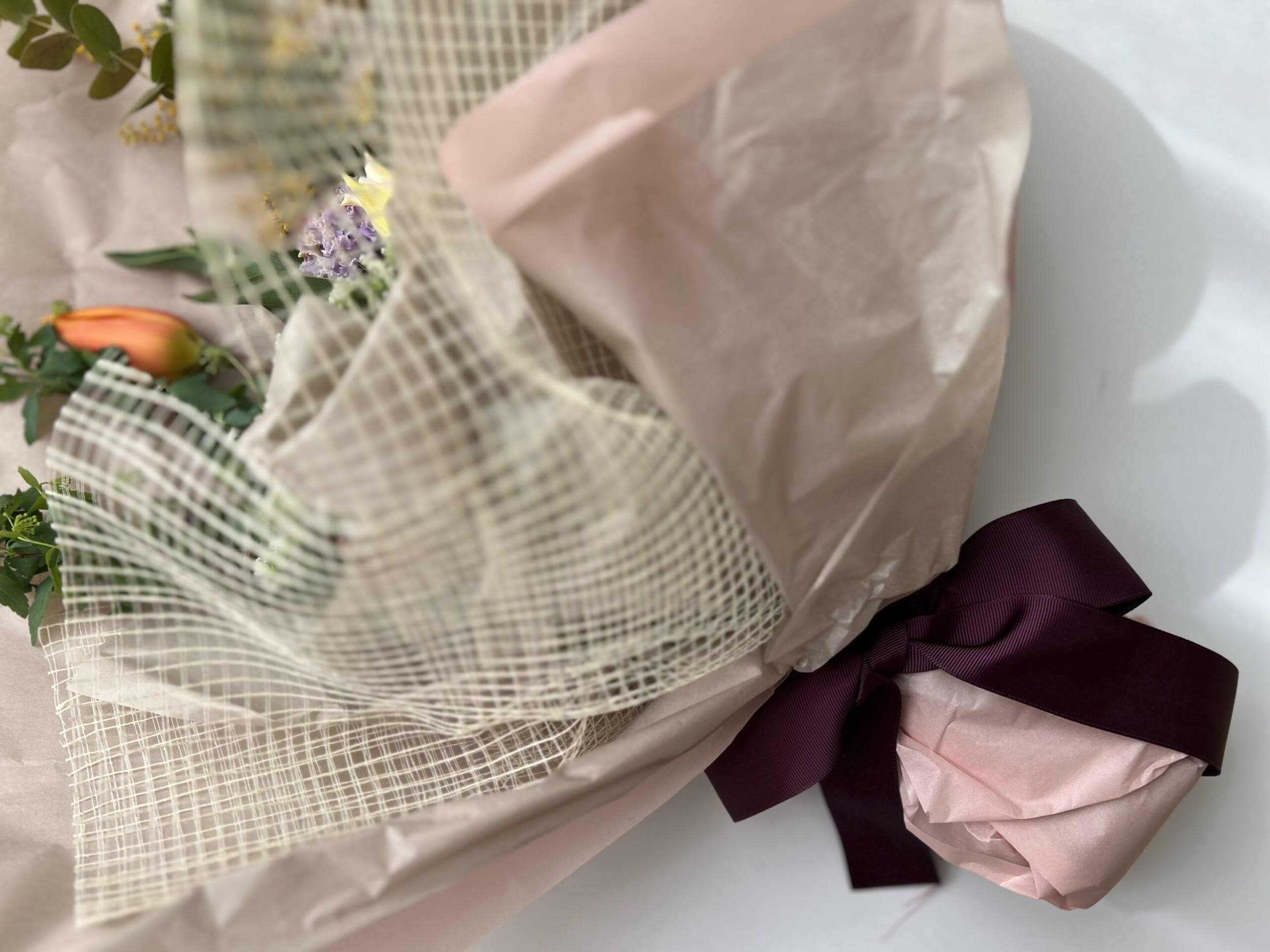 40代と50代の大人っぽいチューリップと春の花の花束アレンジメント、ラッピングのやり方。